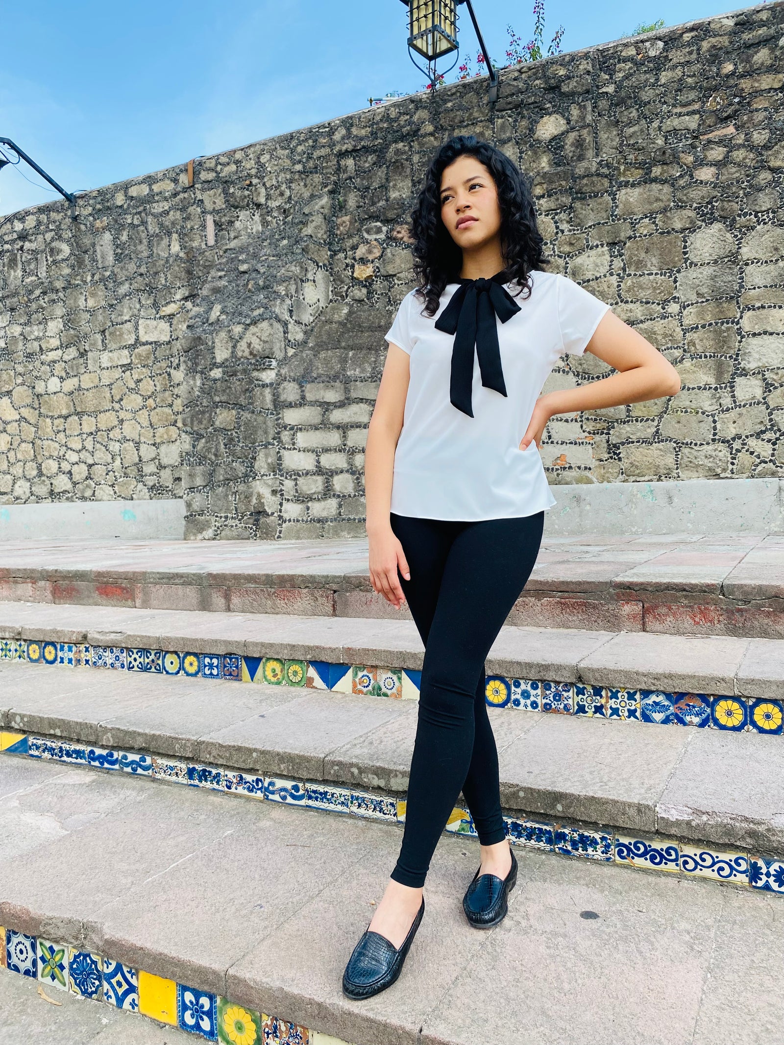 Blusa blanca con corbatín negro y mangas de media luna