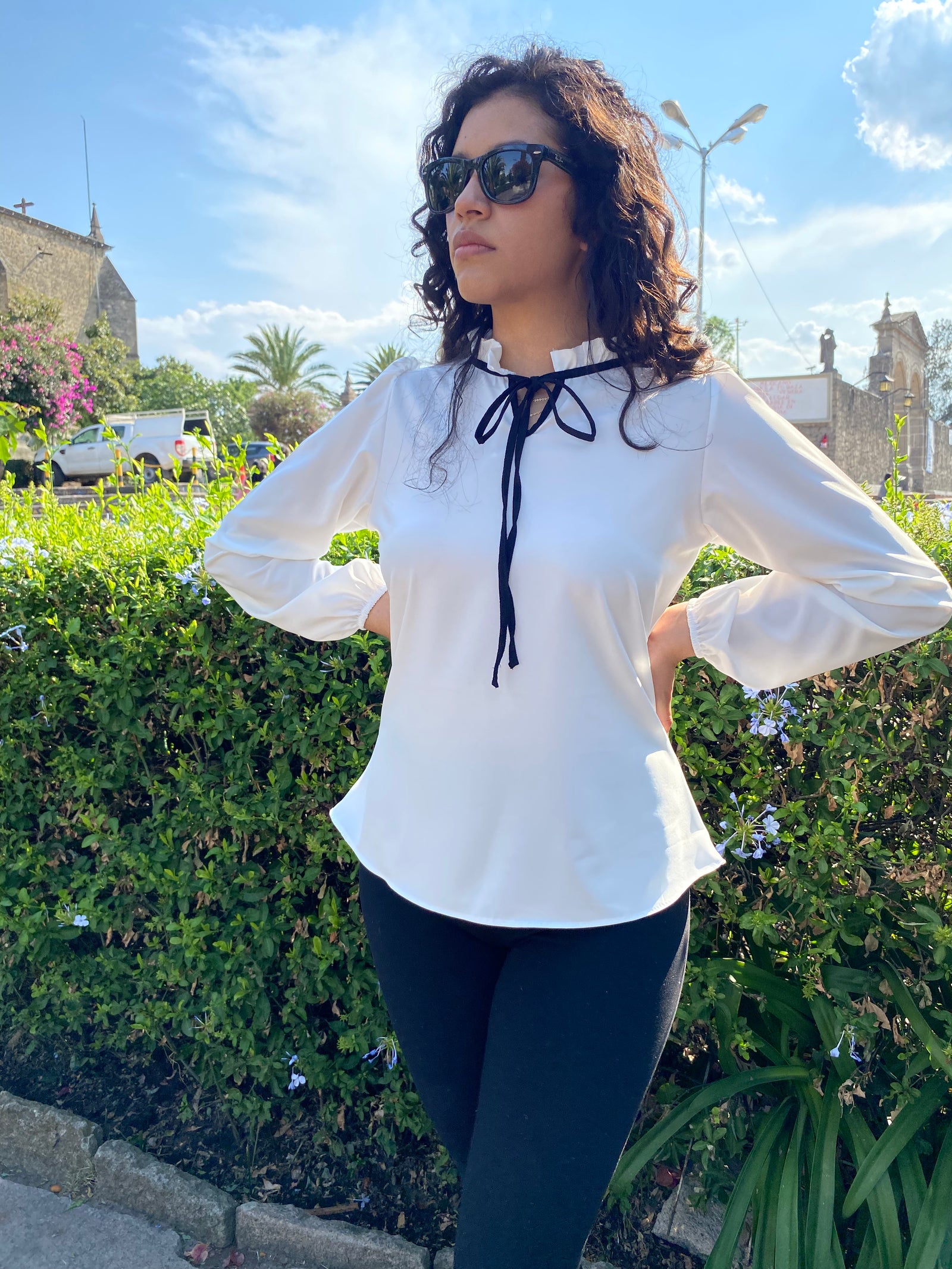 Blusa blanca con ribete alrededor y mangas tipo farol