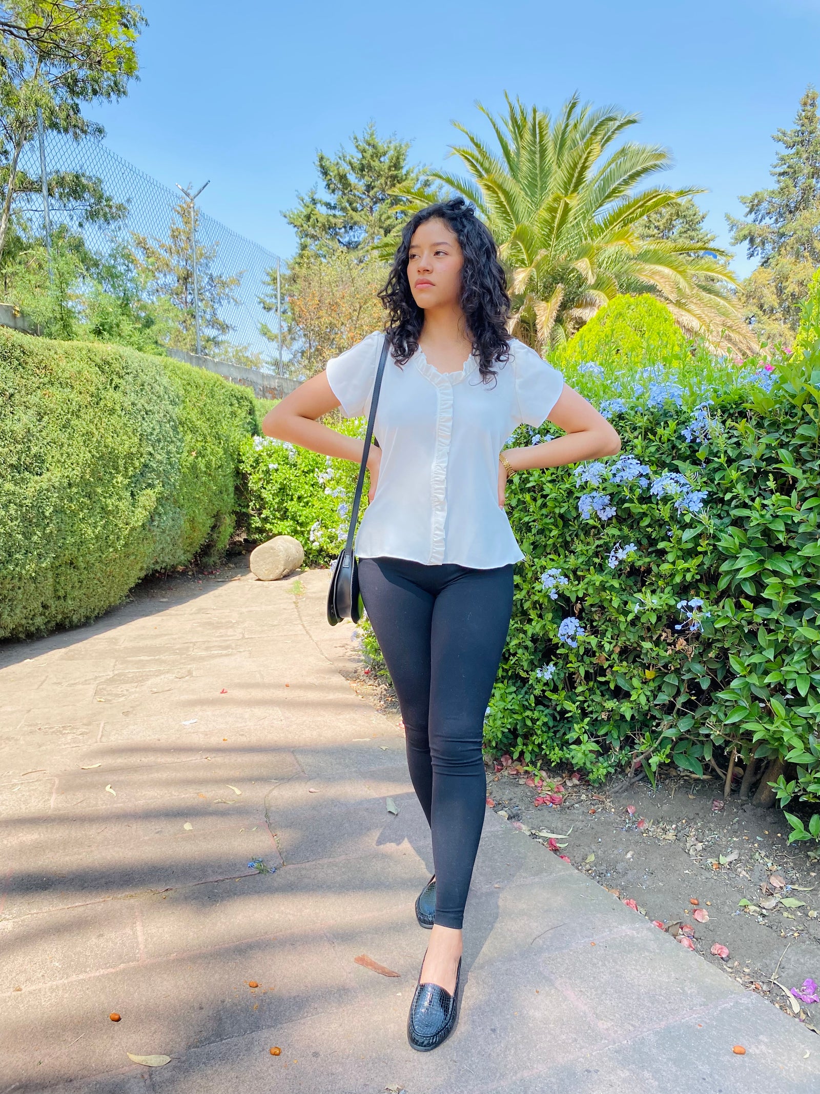 Blusa con manga de pétalo y ribete alrededor acabada en feston