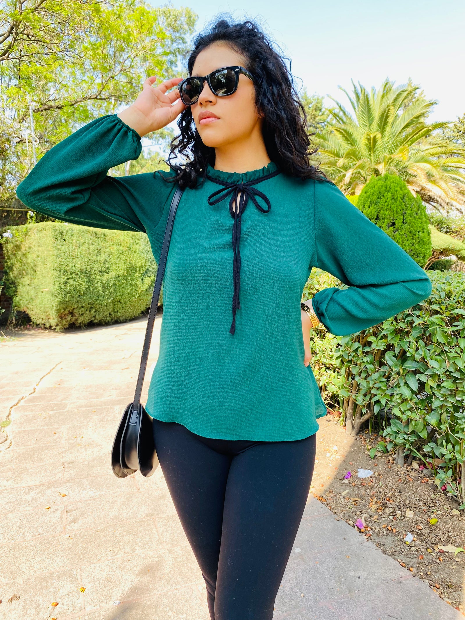 Blusa con ribete en el cuello y manga tipo farol