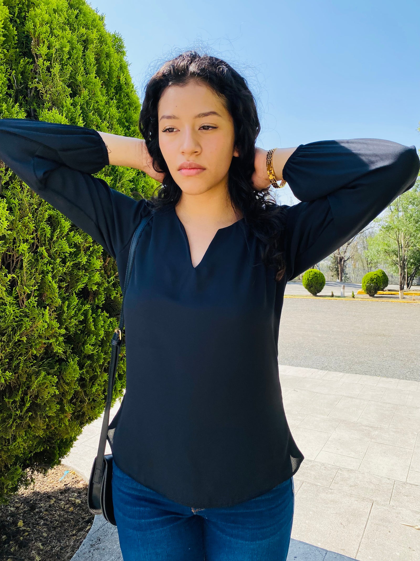 Blusa color negra con vista en el escote y manga larga