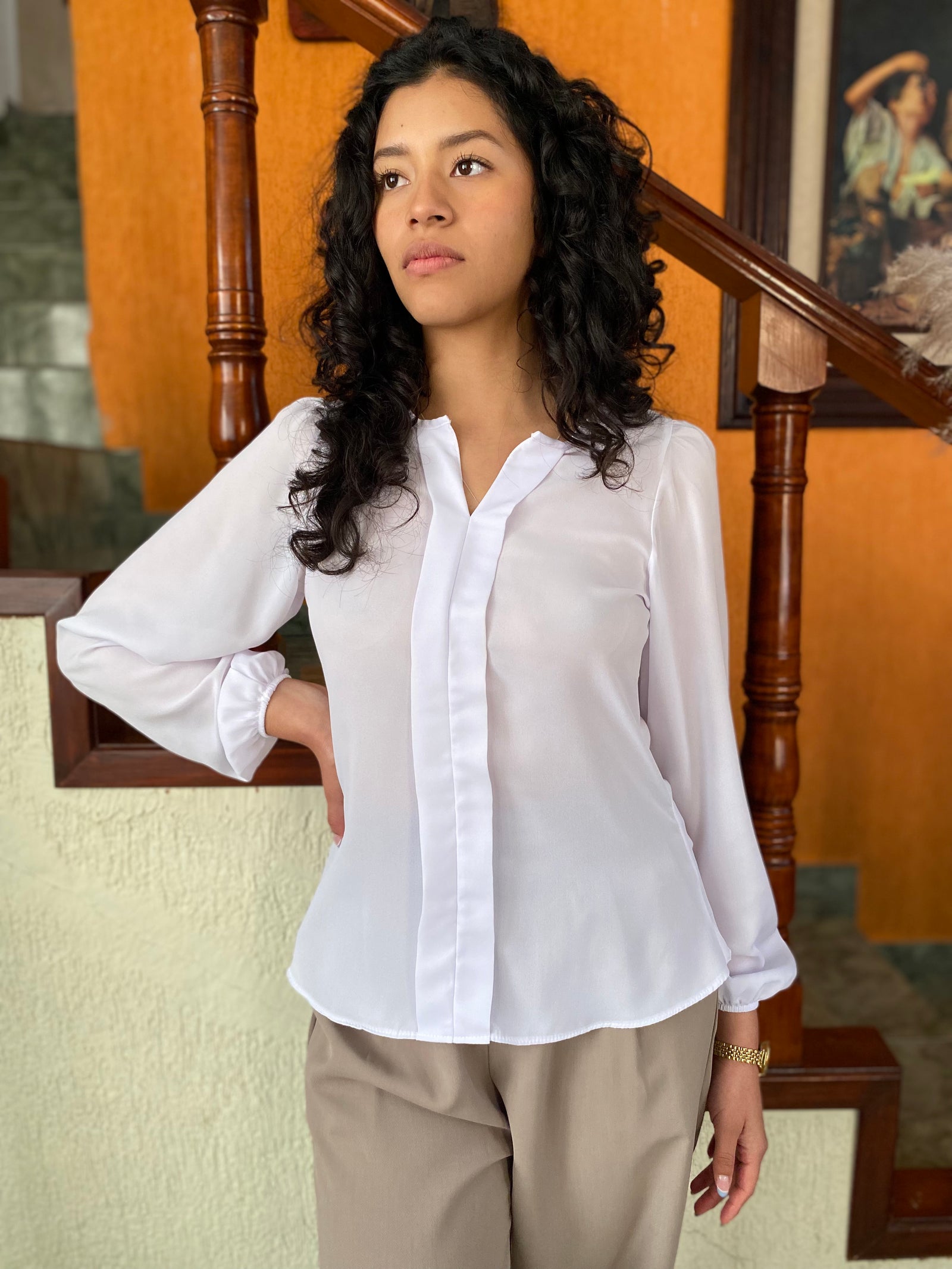 Blusa blanca con doble vista al frente y manga tipo farol