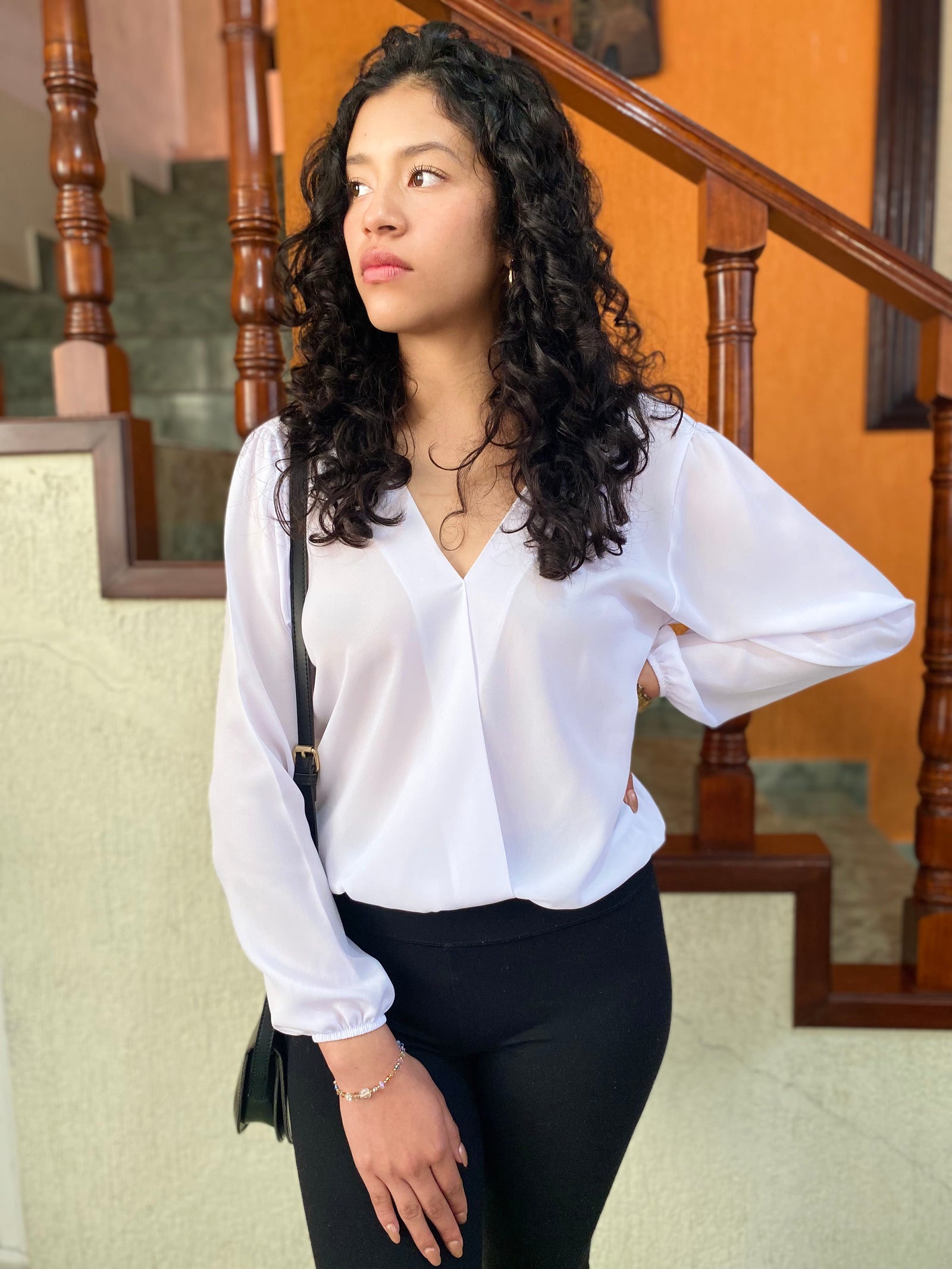 Blusa blanca cruzada en v con hermosa caída y manga larga