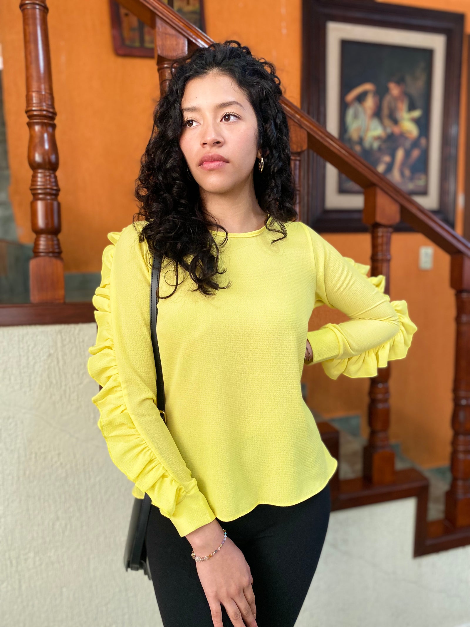 Blusa  amarilla con cuello tipo ojal y holán acabado en festón