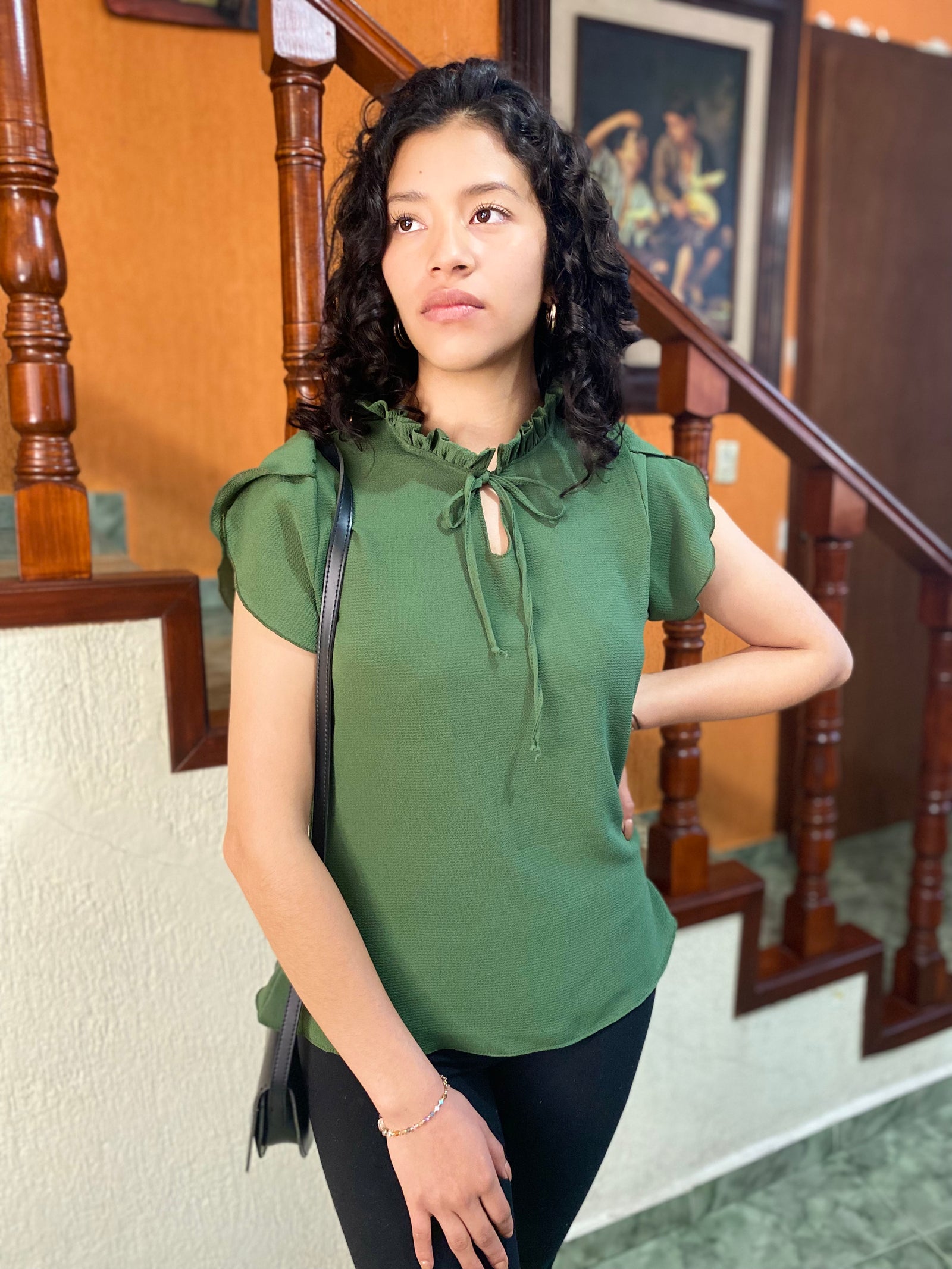 Blusa con manga de pétalo y ribete en el cuello