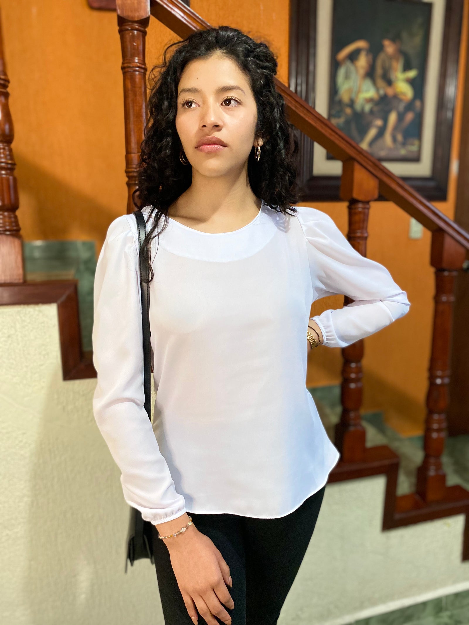 Blusa blanca de cuello redondo con manga de globo y elastico en las muñecas