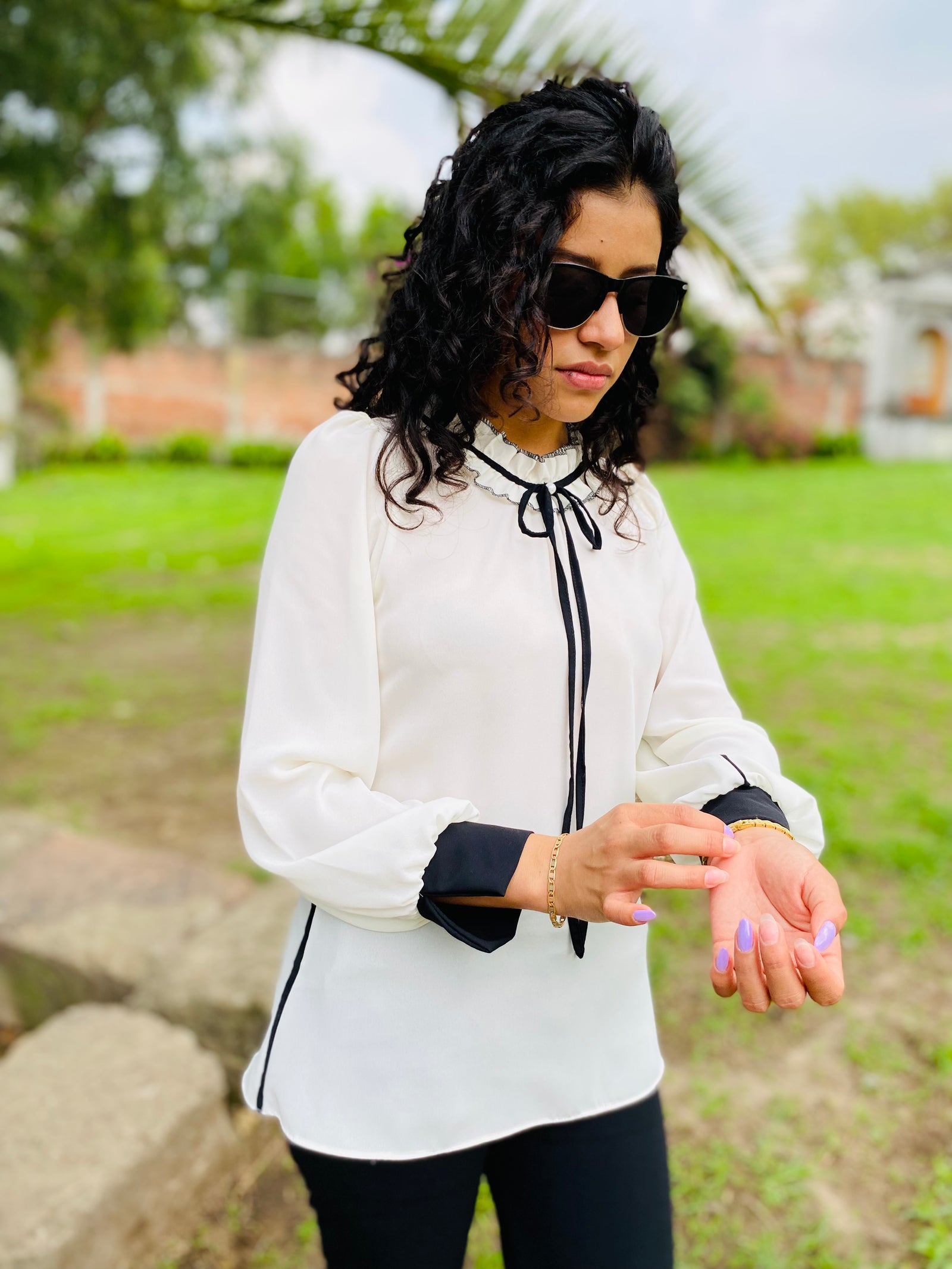 Blusa con ribete en el cuello y mangas abullonadas