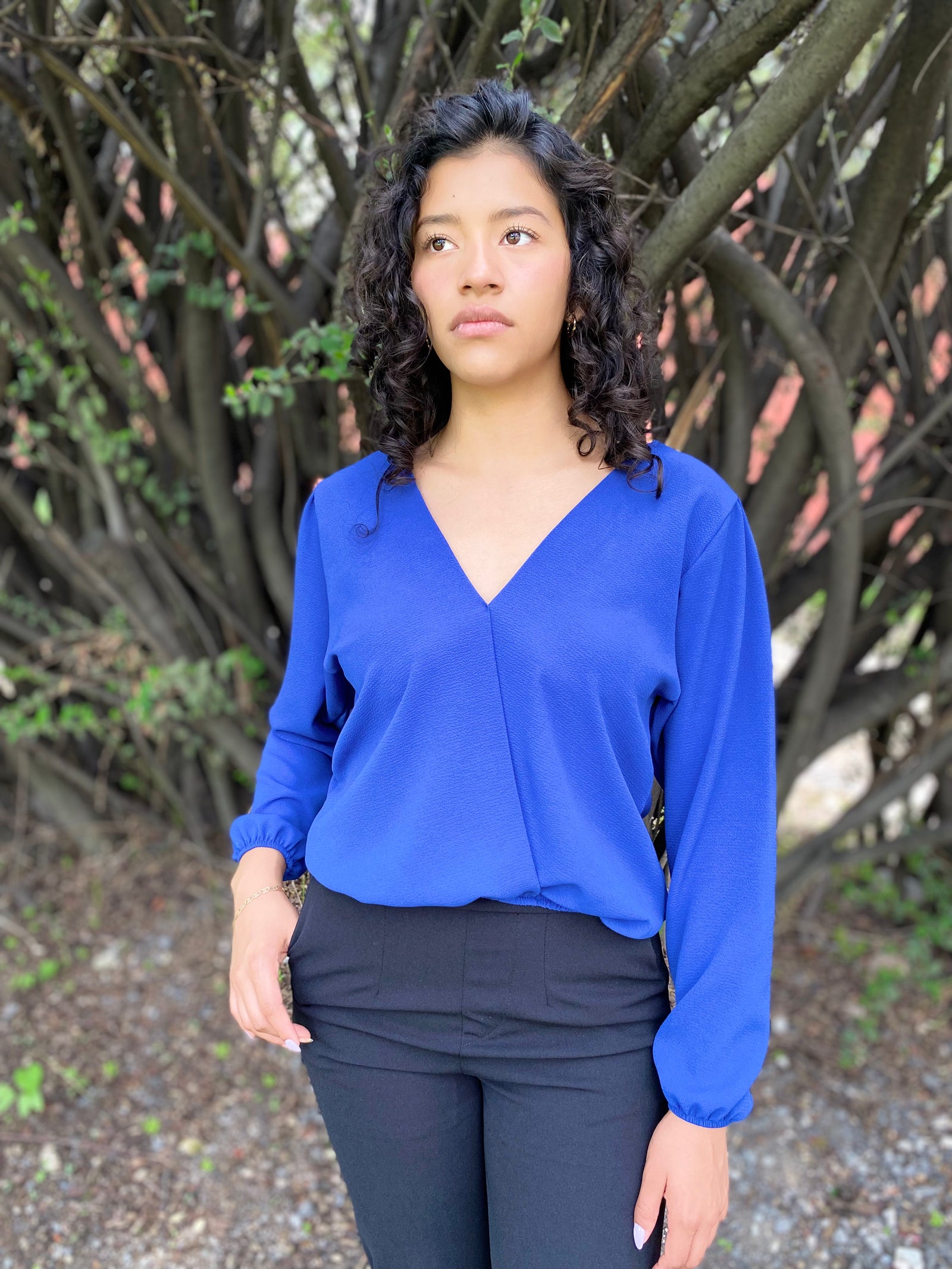 Blusa cruzada manga larga color azul rey