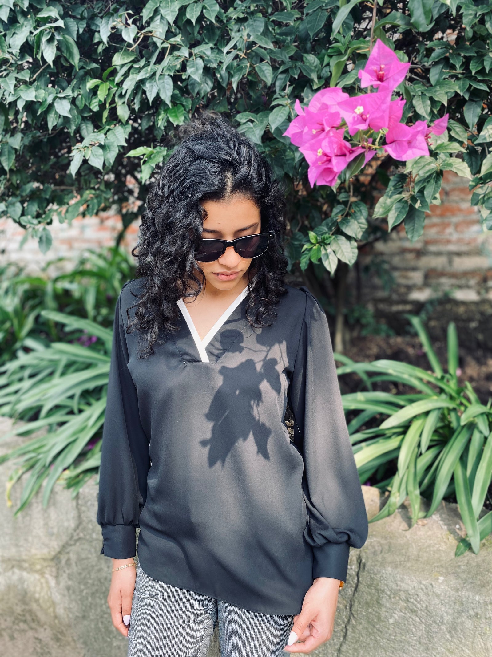 Blusa negra con cuello en V y detalles en blanco