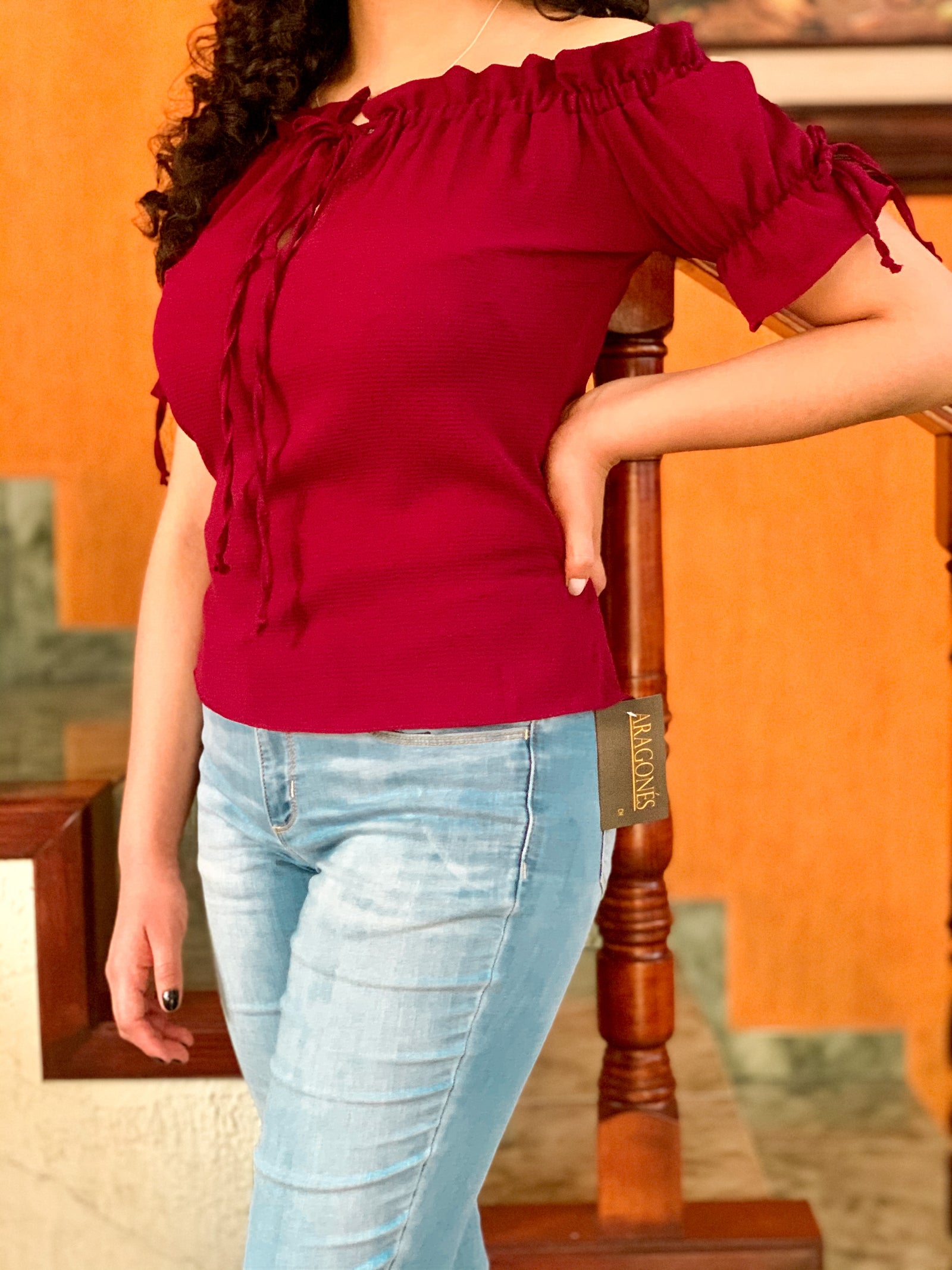 Blusa campesina color vino abierta al frente con resorte.