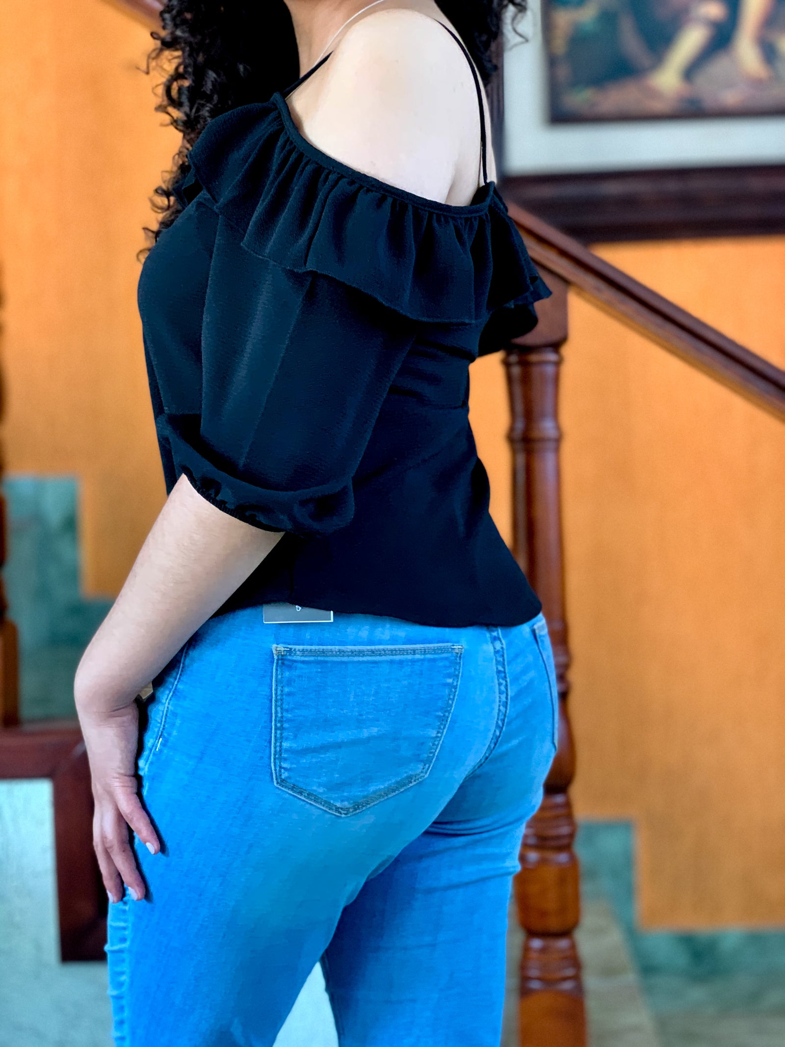 Blusa de tirantes con holán alrededor color negra.