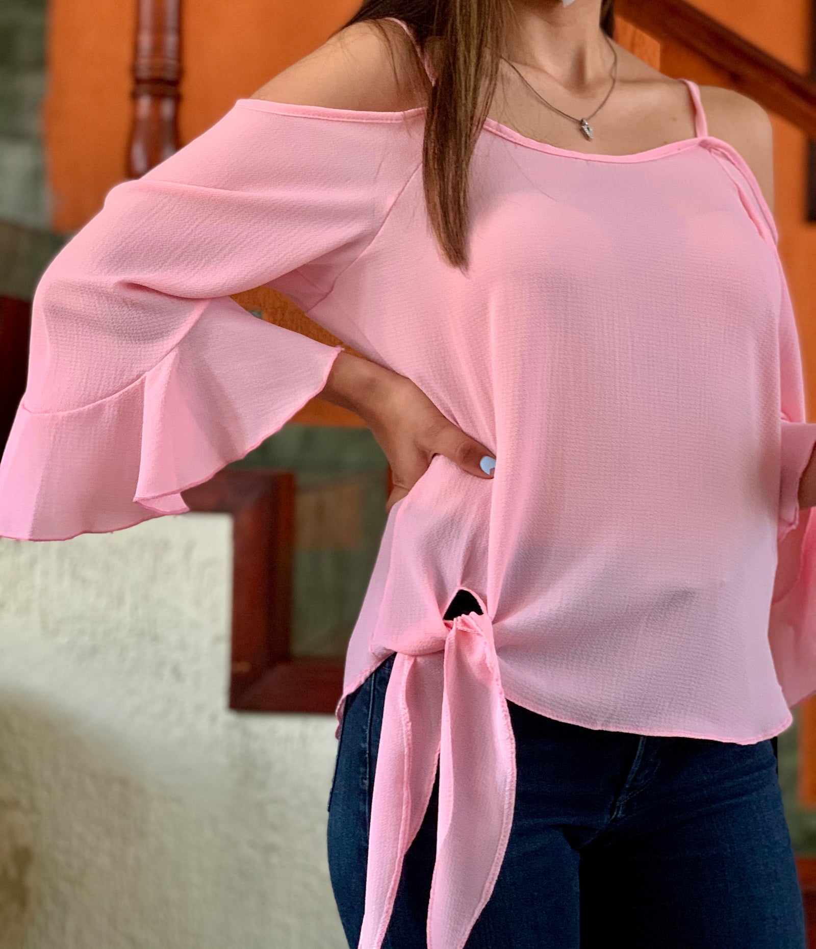 Blusa con tirantes y cintas abajo para amarrar color rosa.