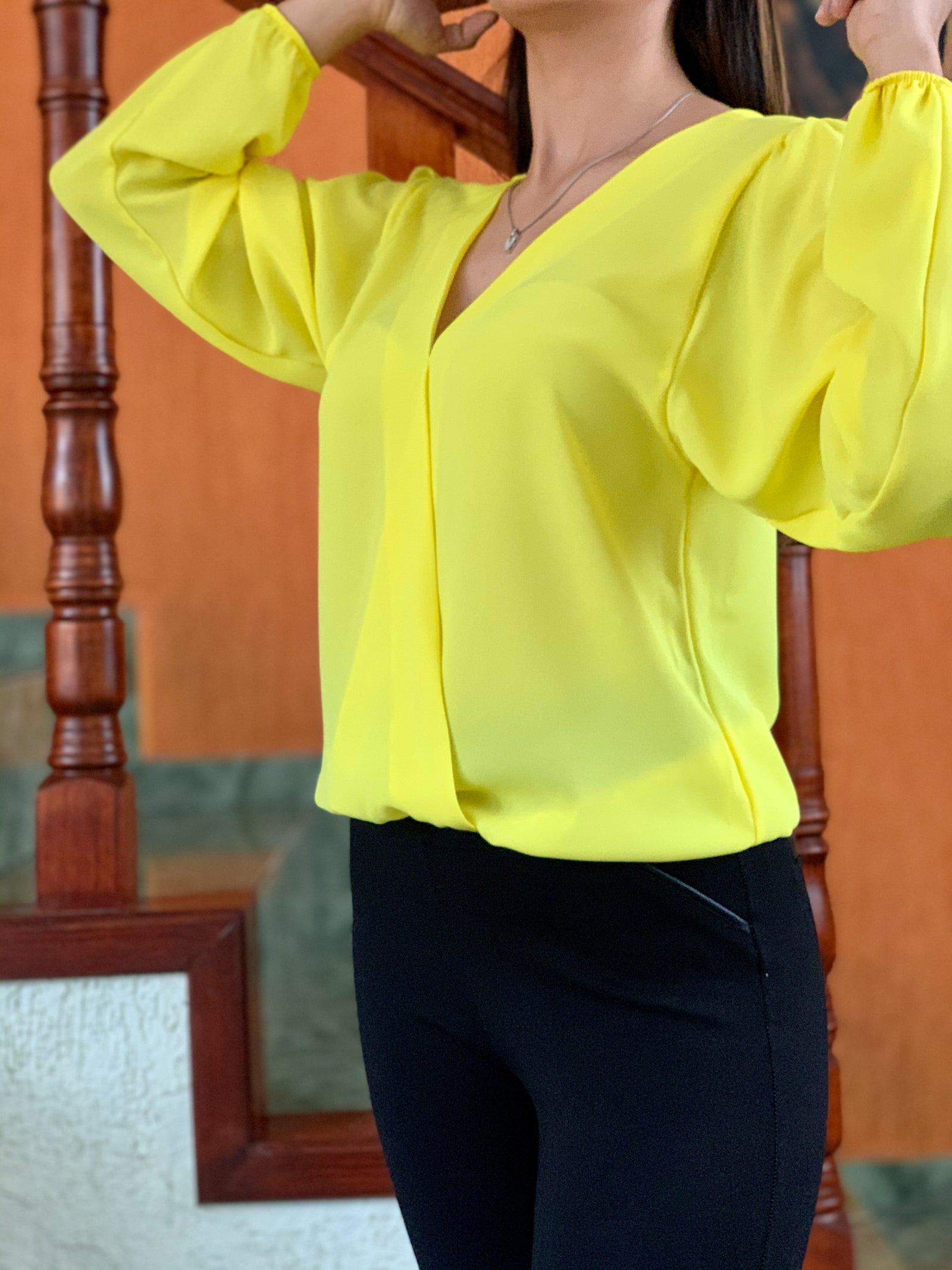 Blusa color amarillo con cuello prolongado en v