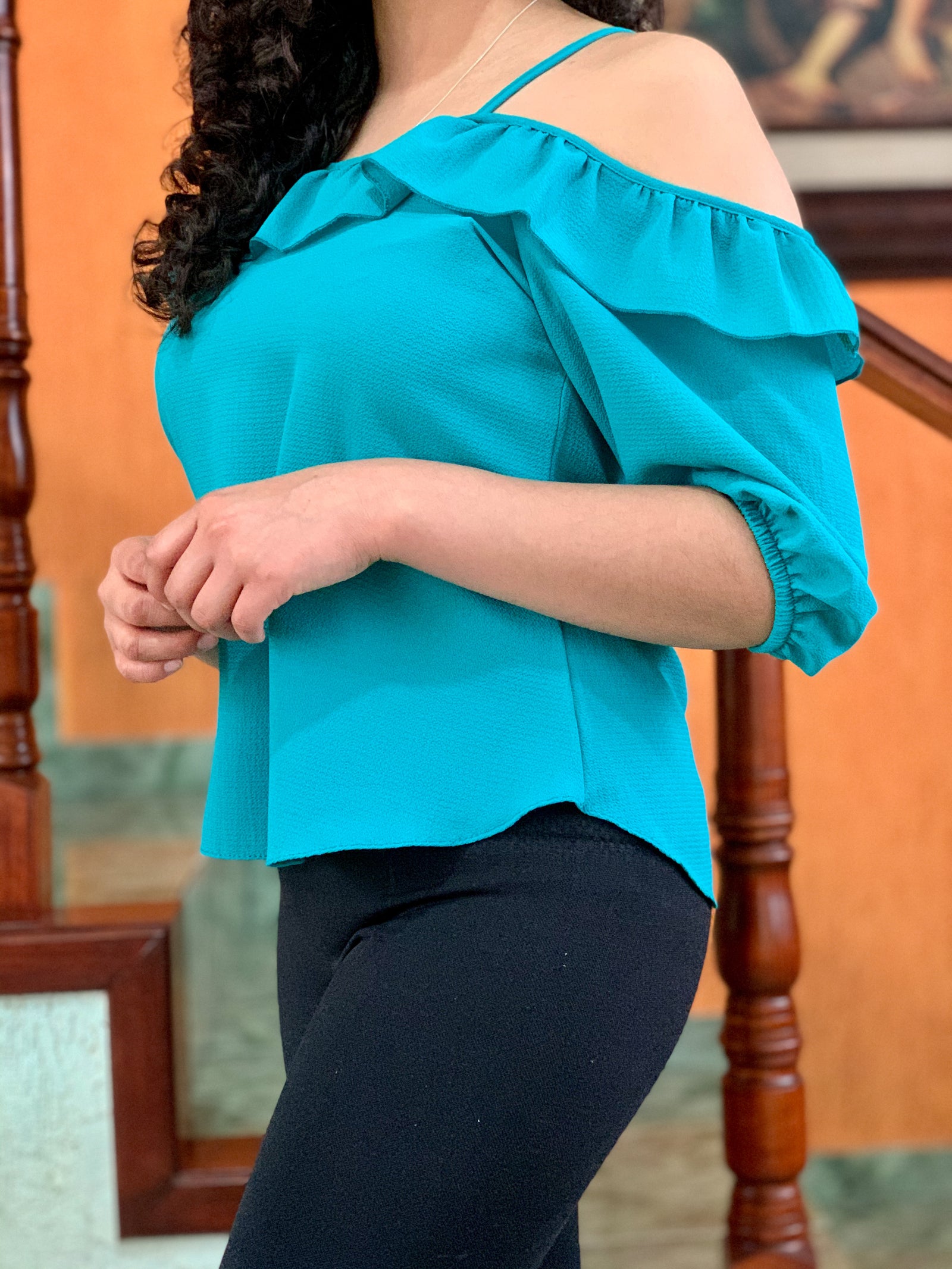 Blusa de tirantes con holán alrededor color jade.