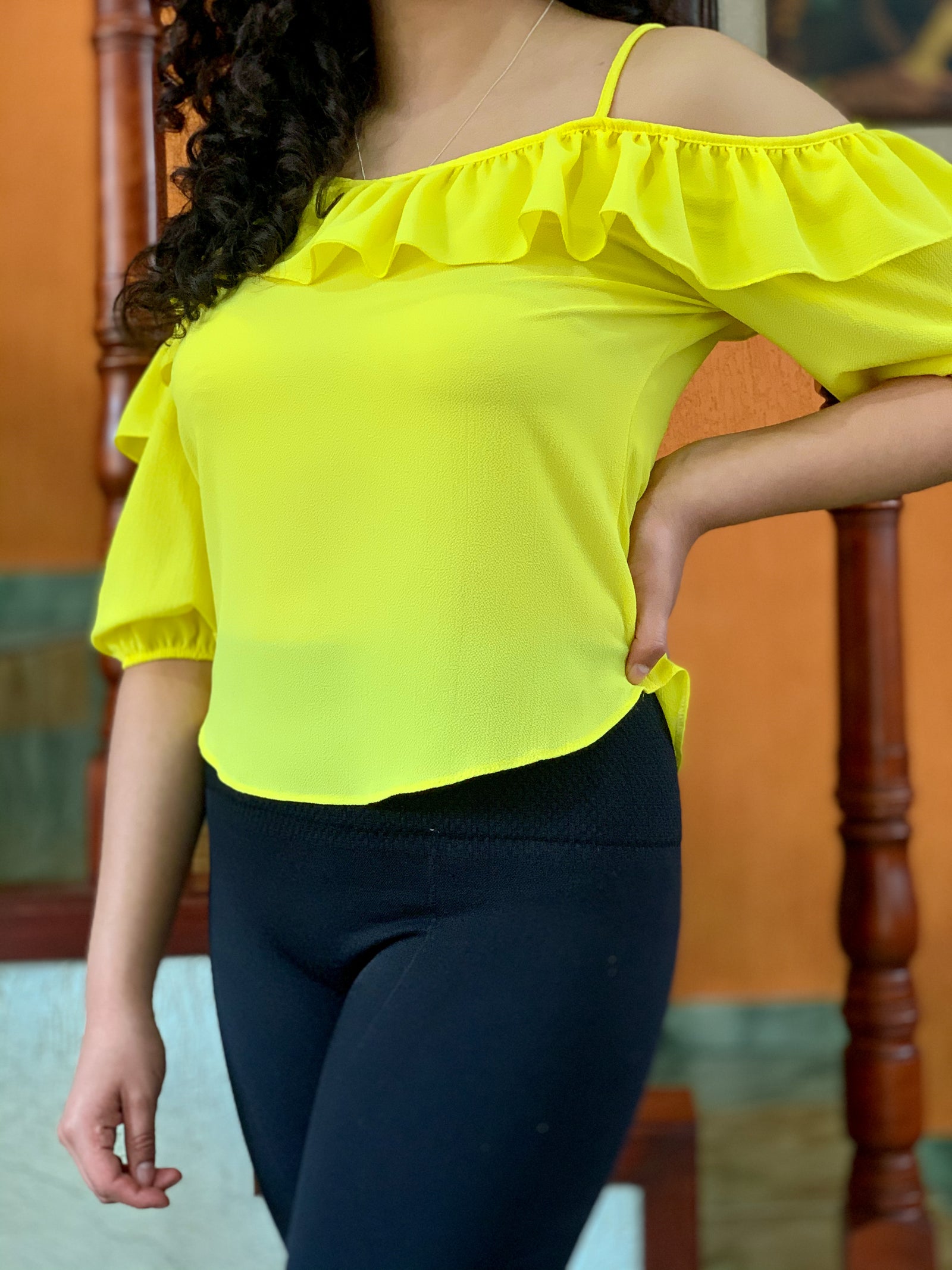 Blusa de tirantes con holán alrededor color amarilla.