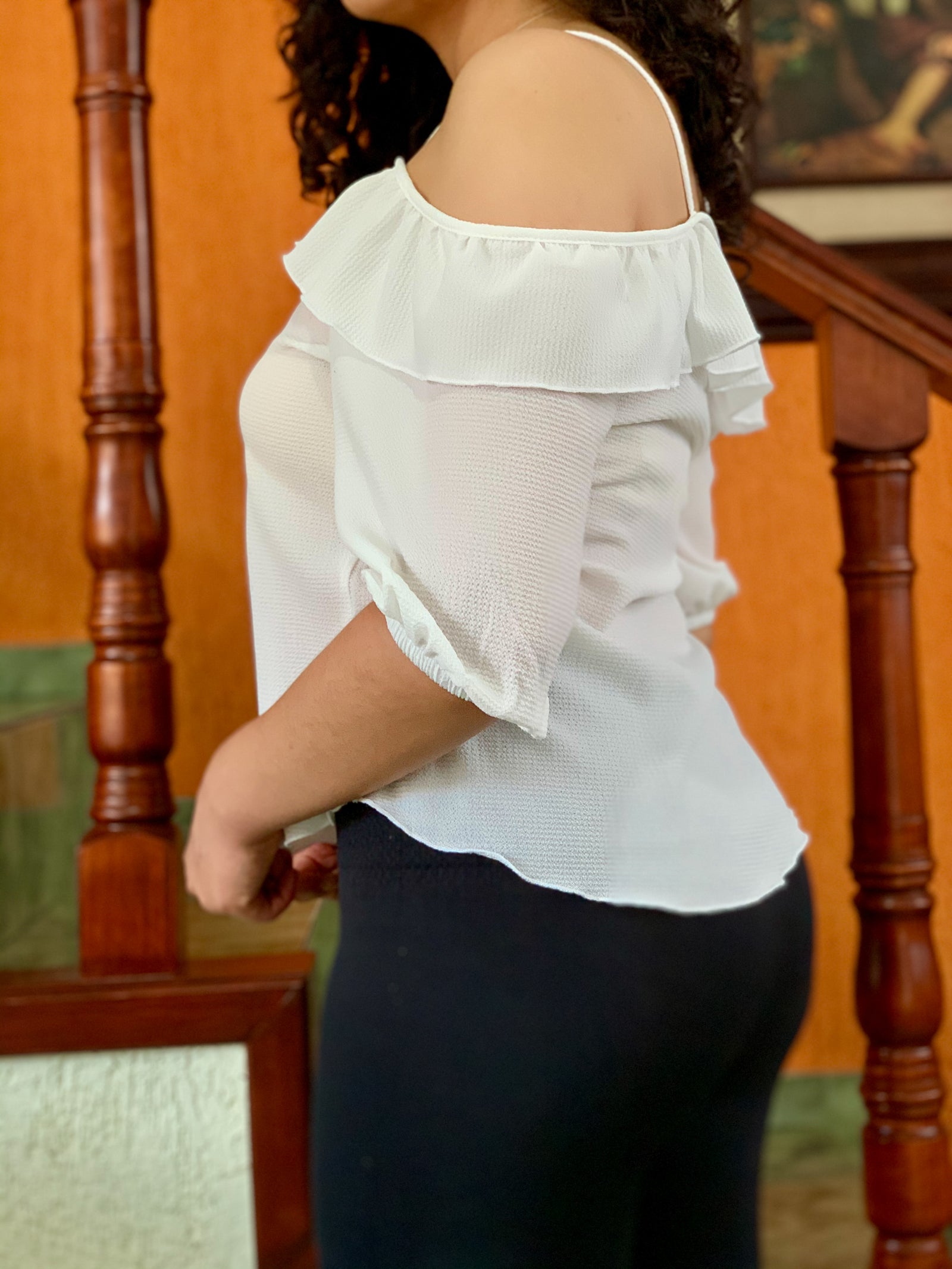 Blusa de tirantes con holán alrededor color blanca.