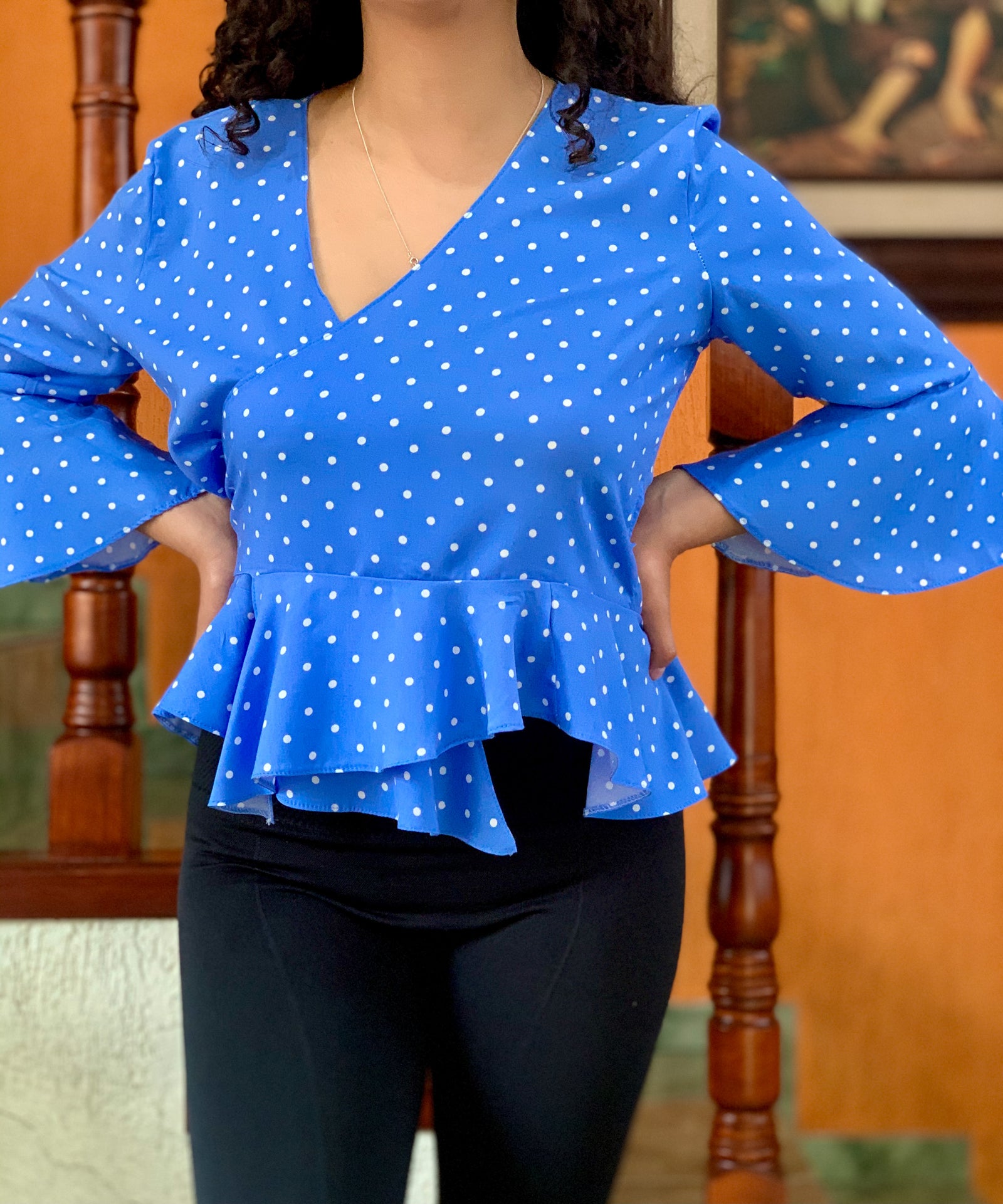 Blusa de lunares color azul plumbago