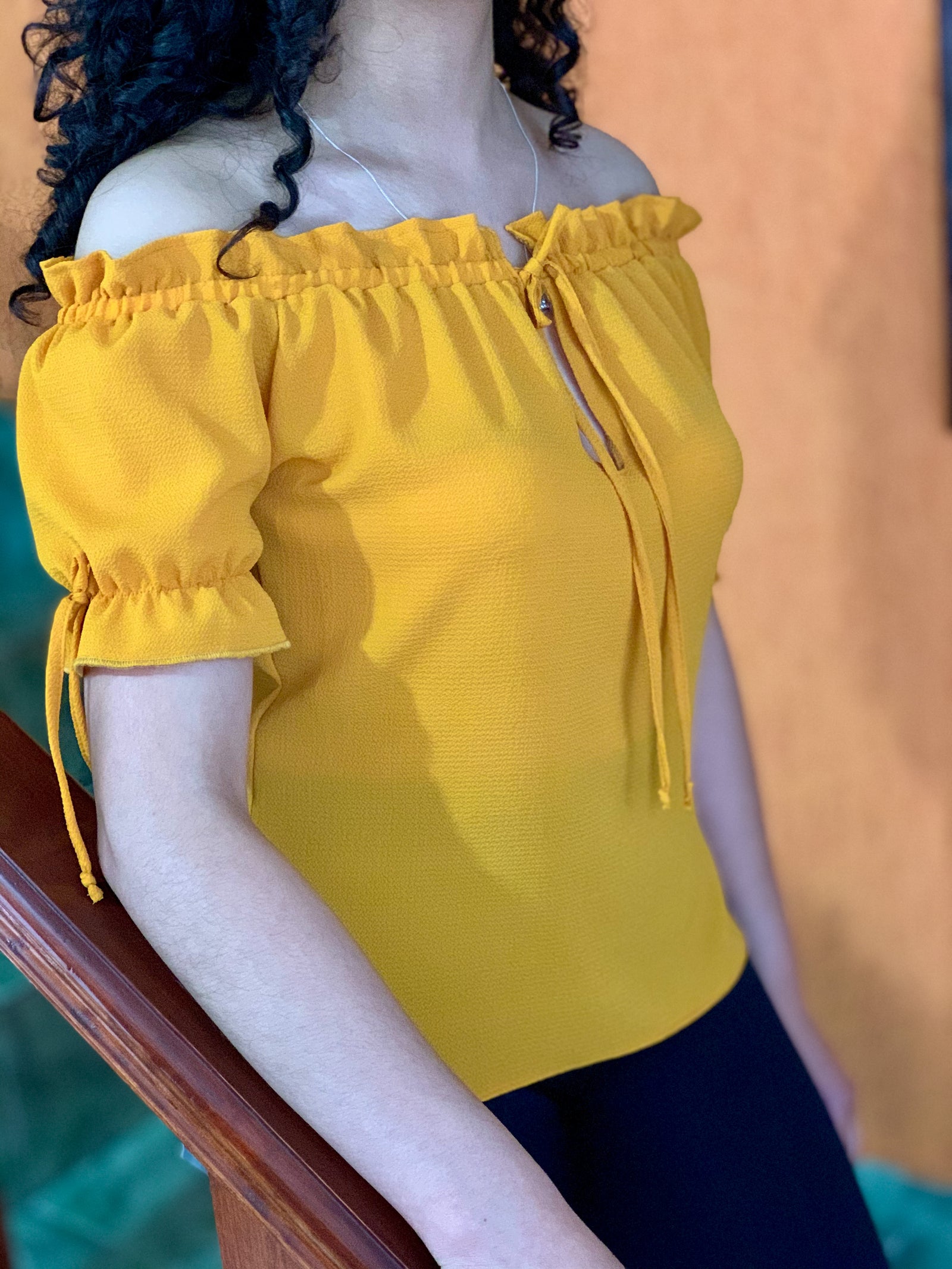 Blusa campesina color mostaza abierta al frente con resorte.