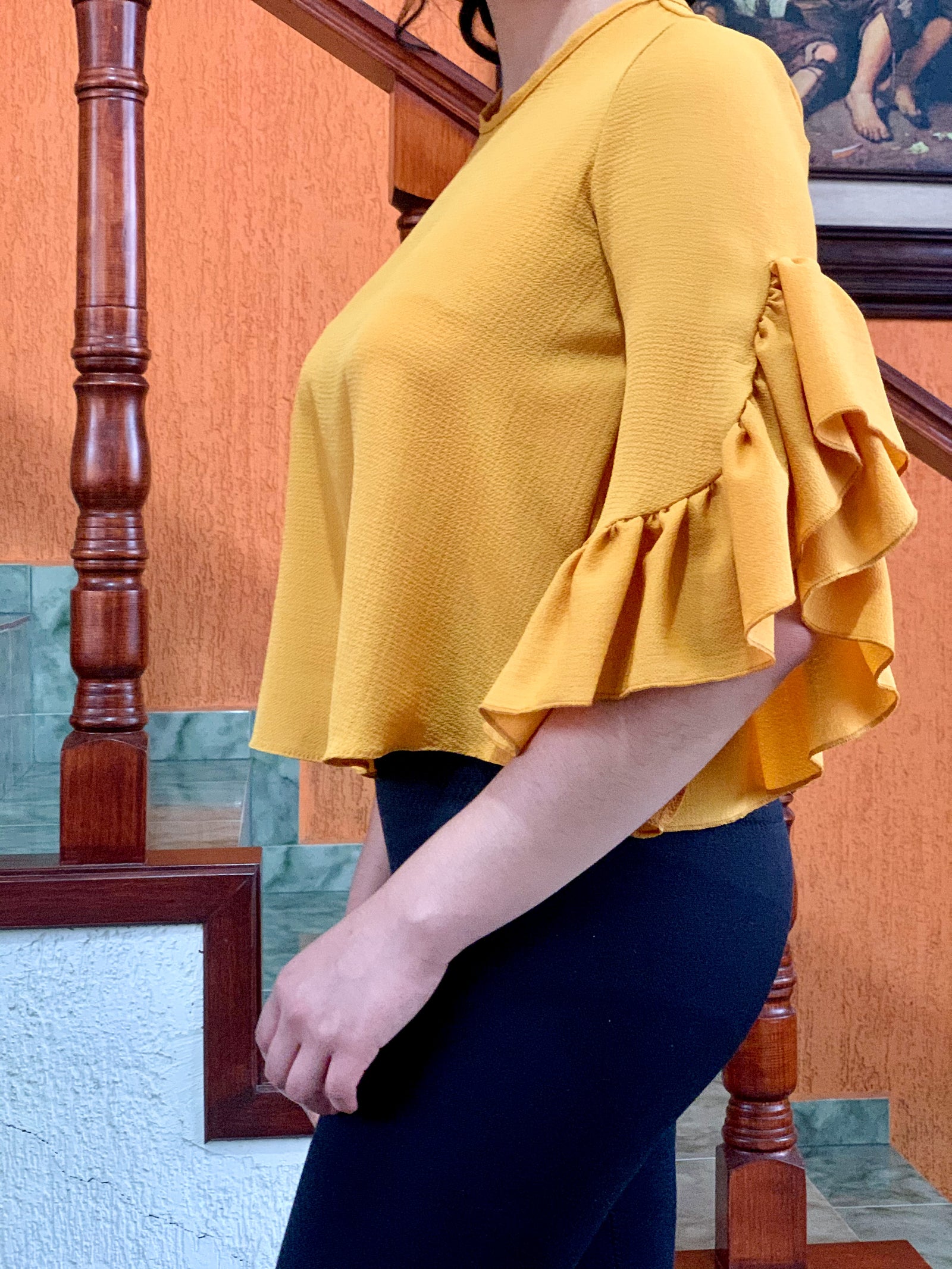 Blusa color mostaza con holanes en las mangas