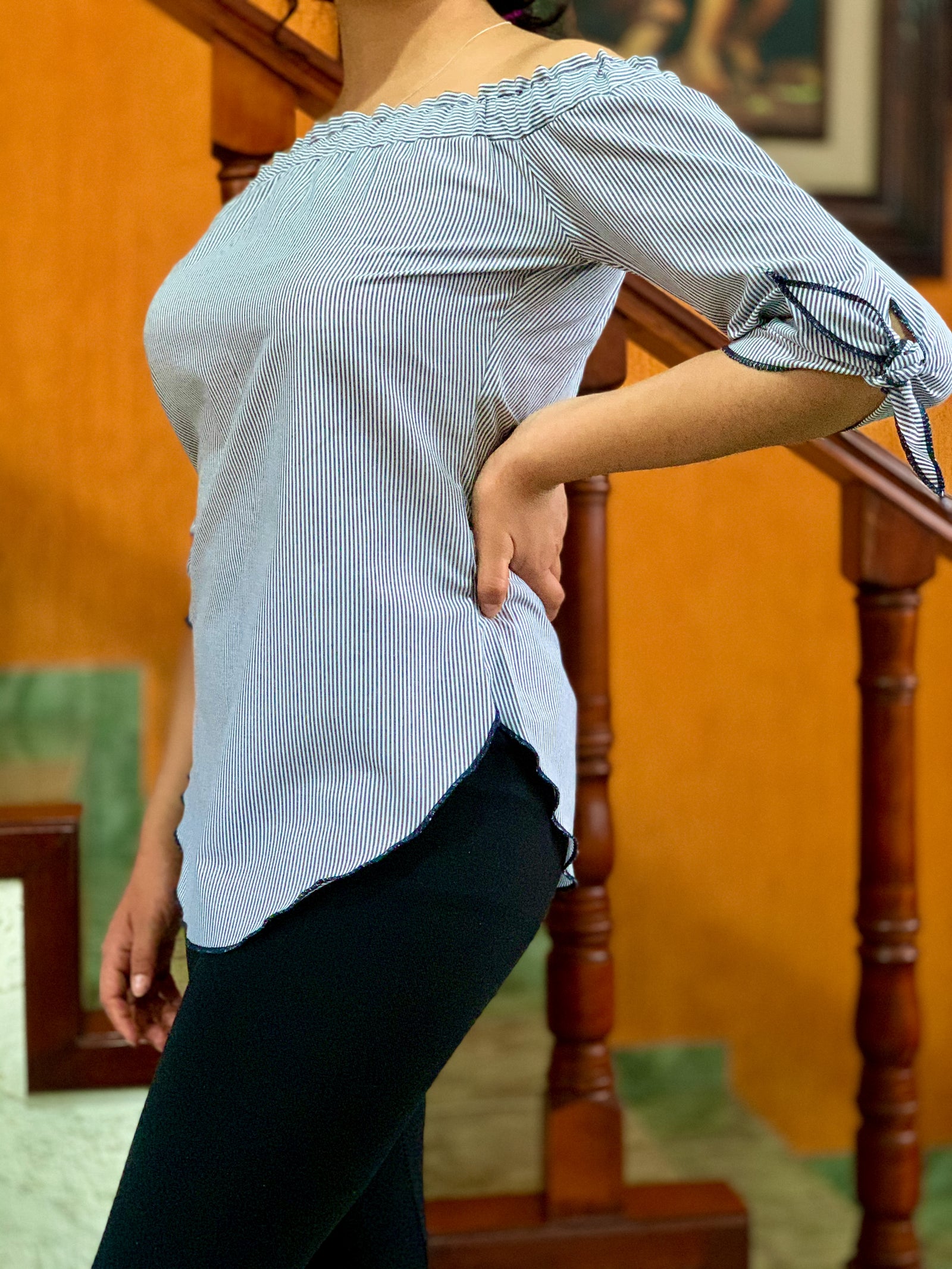 Blusón campesino en tela de rayas acabado en festón.