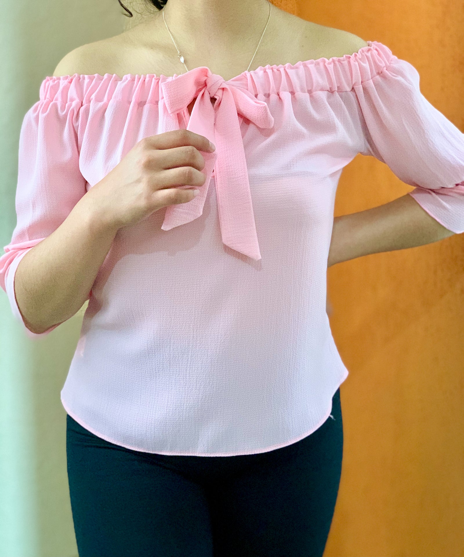Blusa campesina con corbatín color rosa.