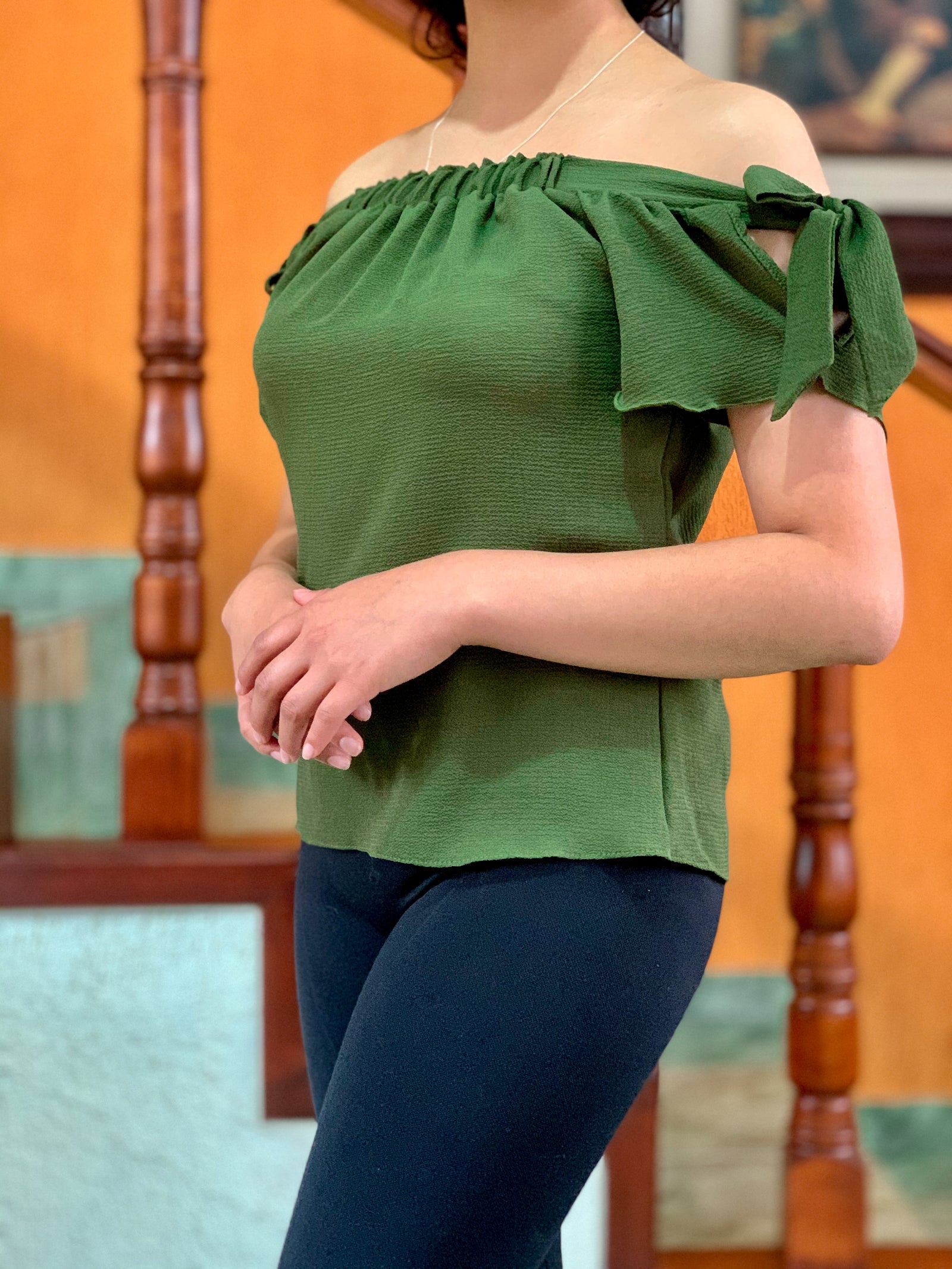 Blusa campesina con moños a los lados color verde militar.