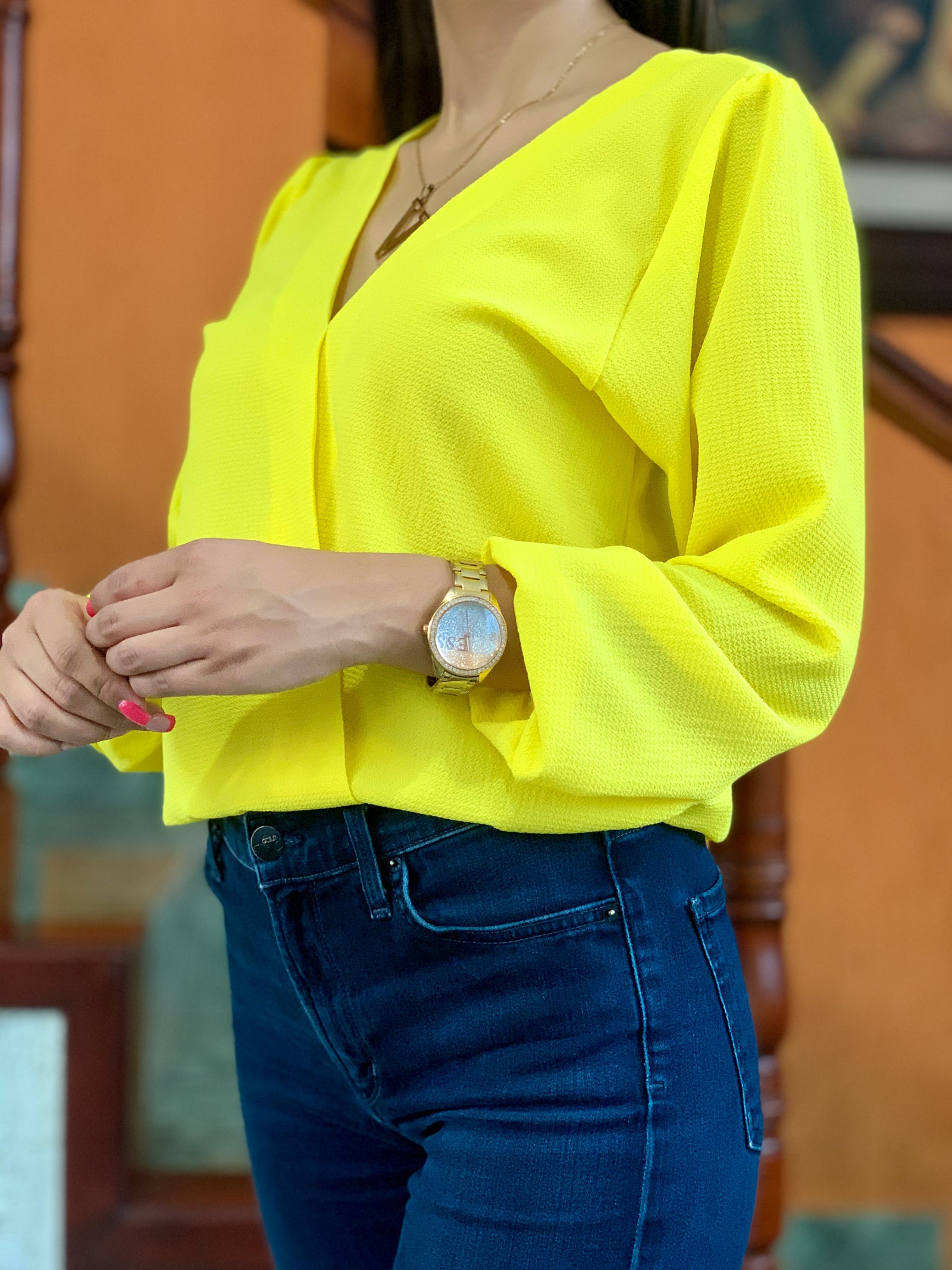 Blusa con cuello prolongado en V color amarilla en tela crepe