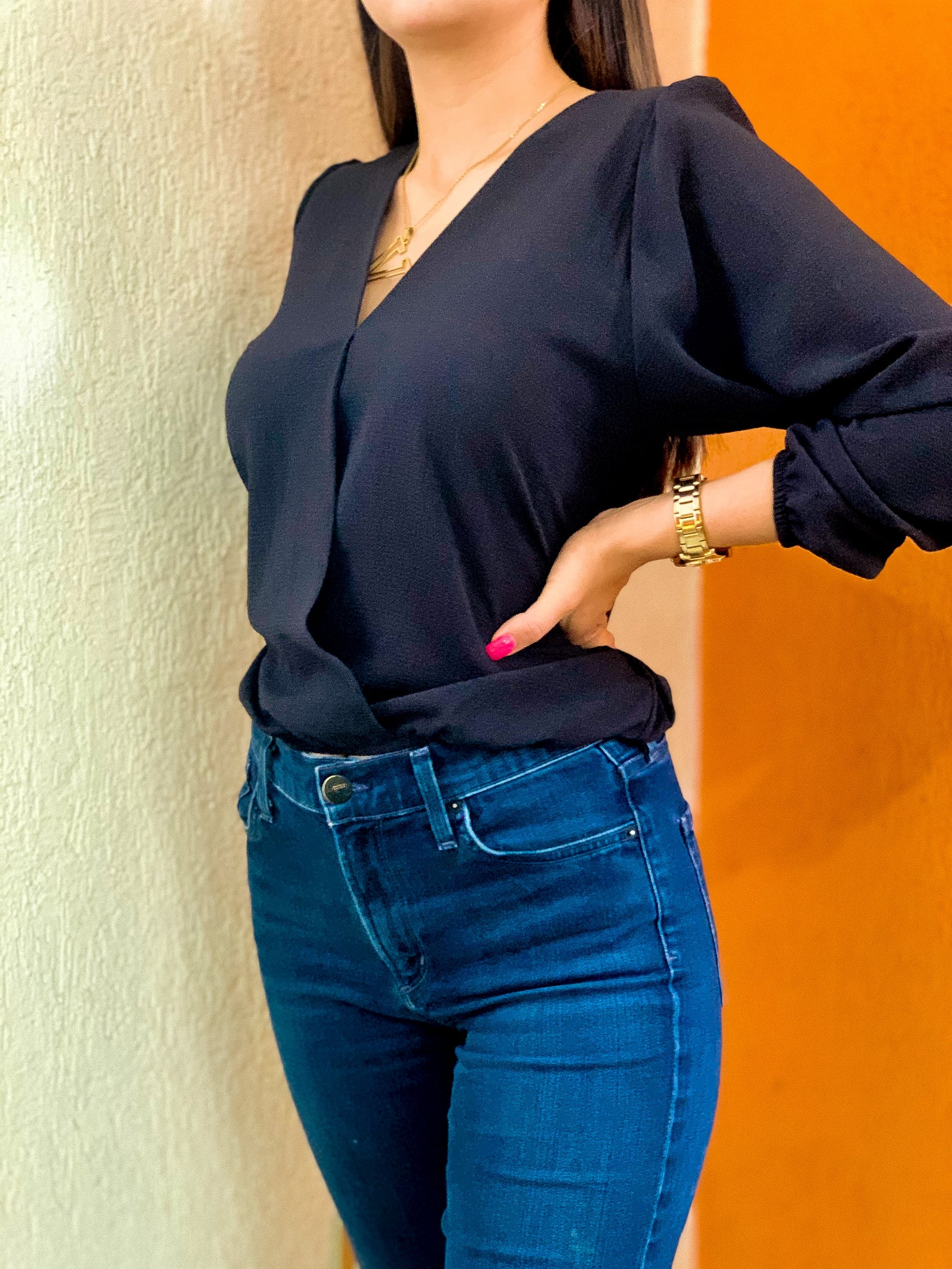 Blusa con cuello prolongado en V color negra en tela crepe