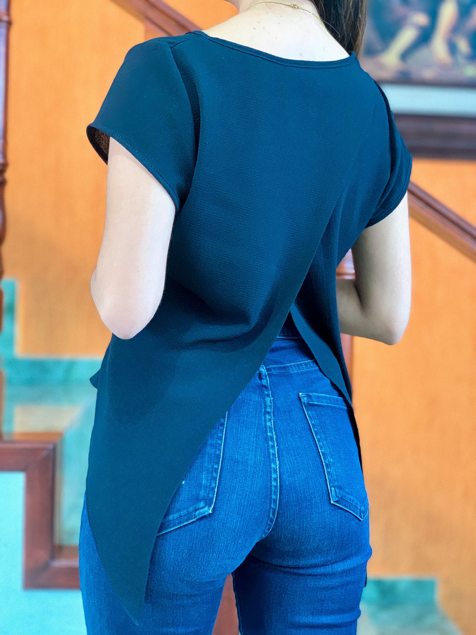 Blusa color negro con espalda partida en dos