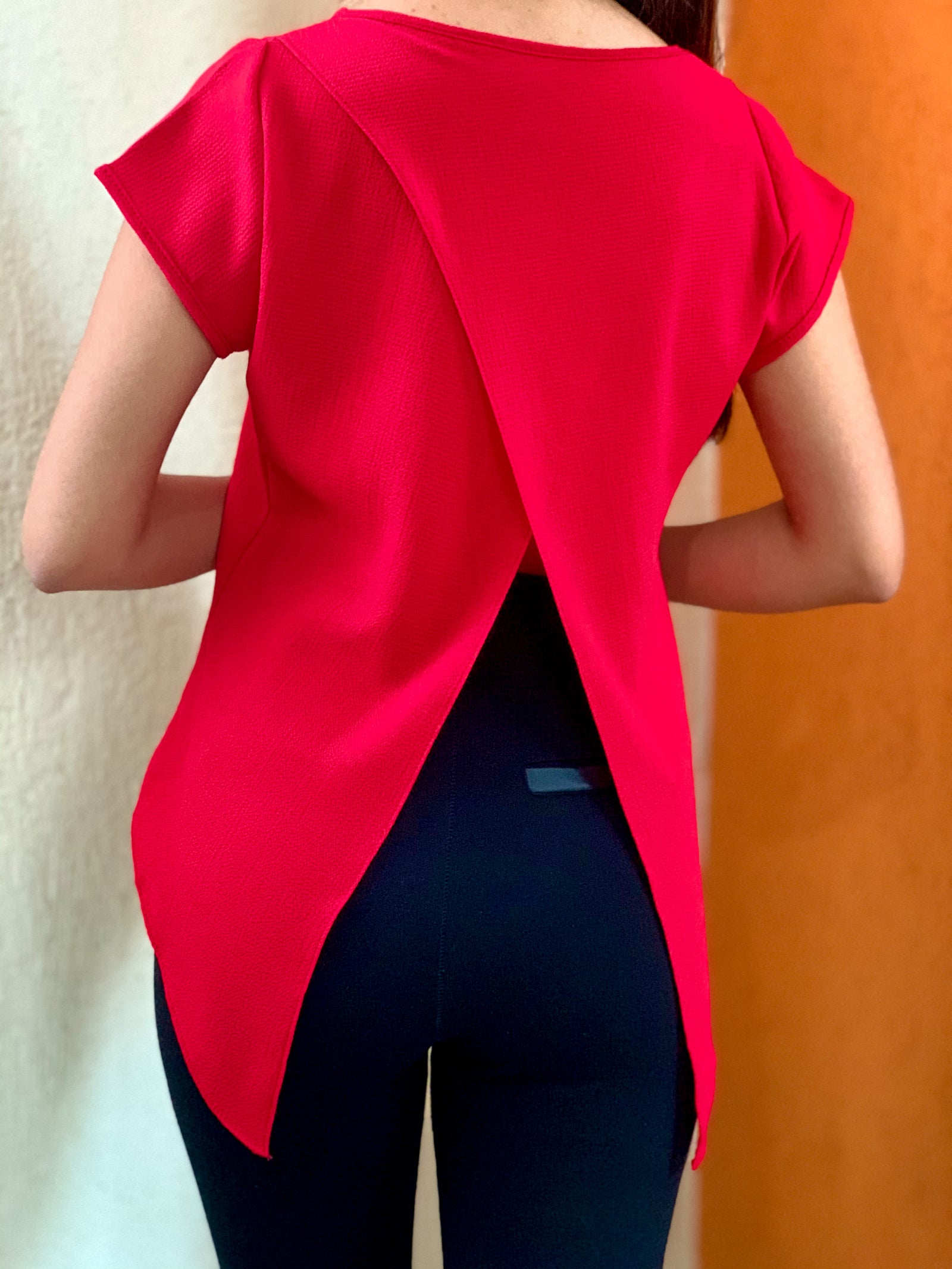 Blusa color rojo con espalda partida en dos.