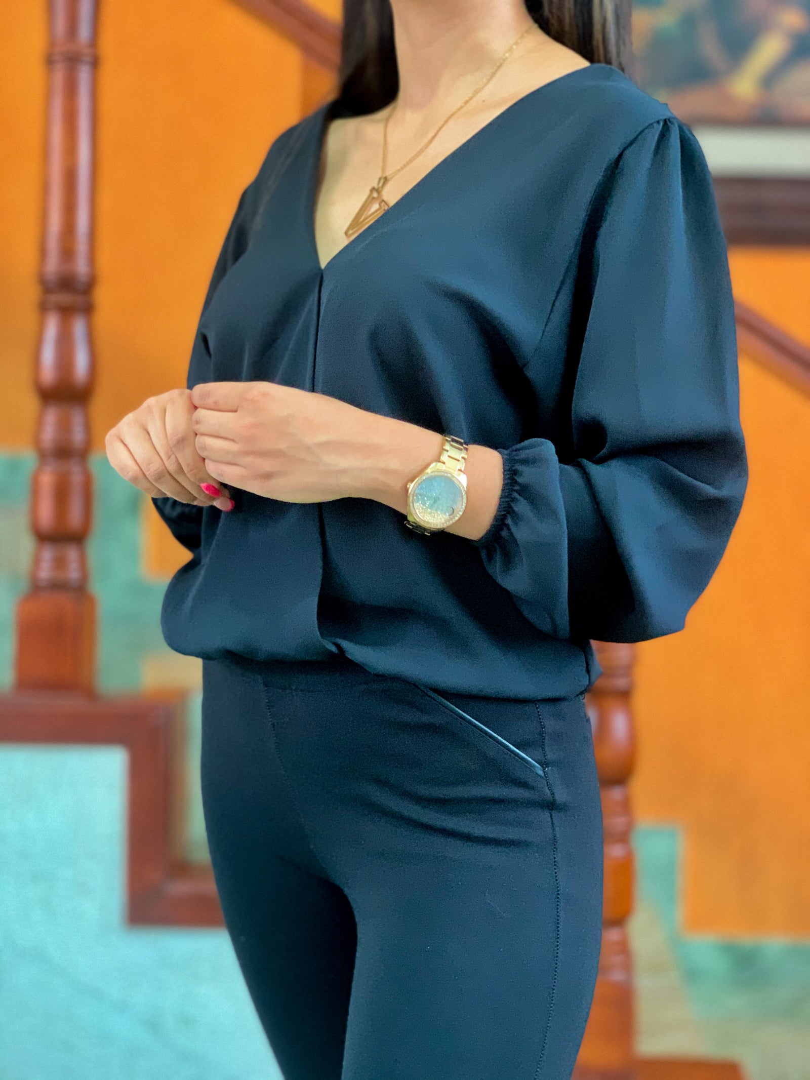 Blusa color negro con cuello prolongado en v