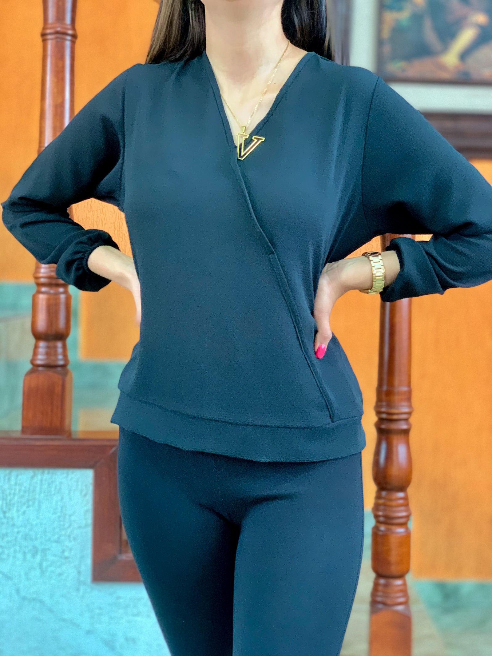 Blusa negra cruzada del frente