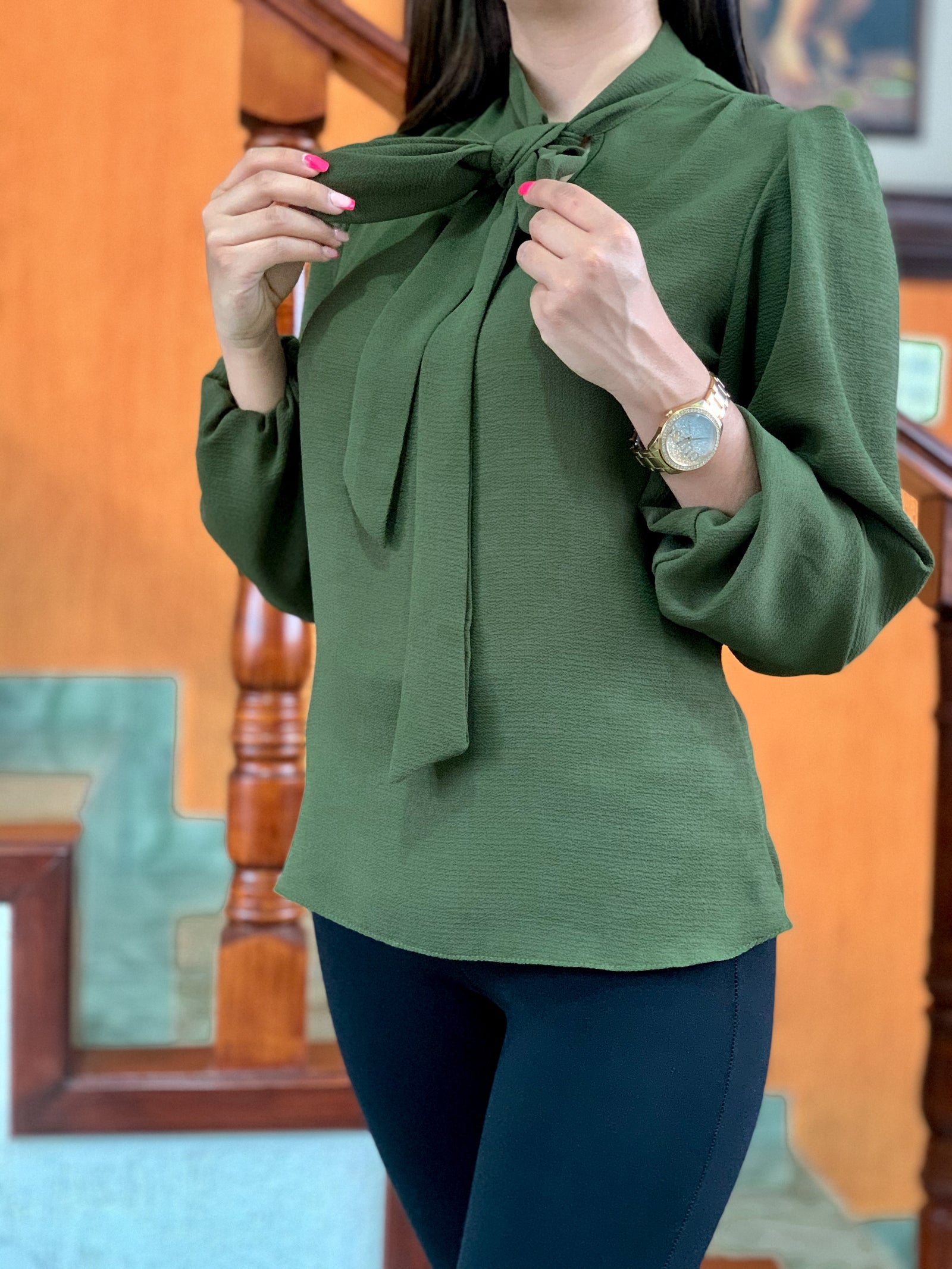 Blusa verde militar manga larga con cintas en el cuello para moño
