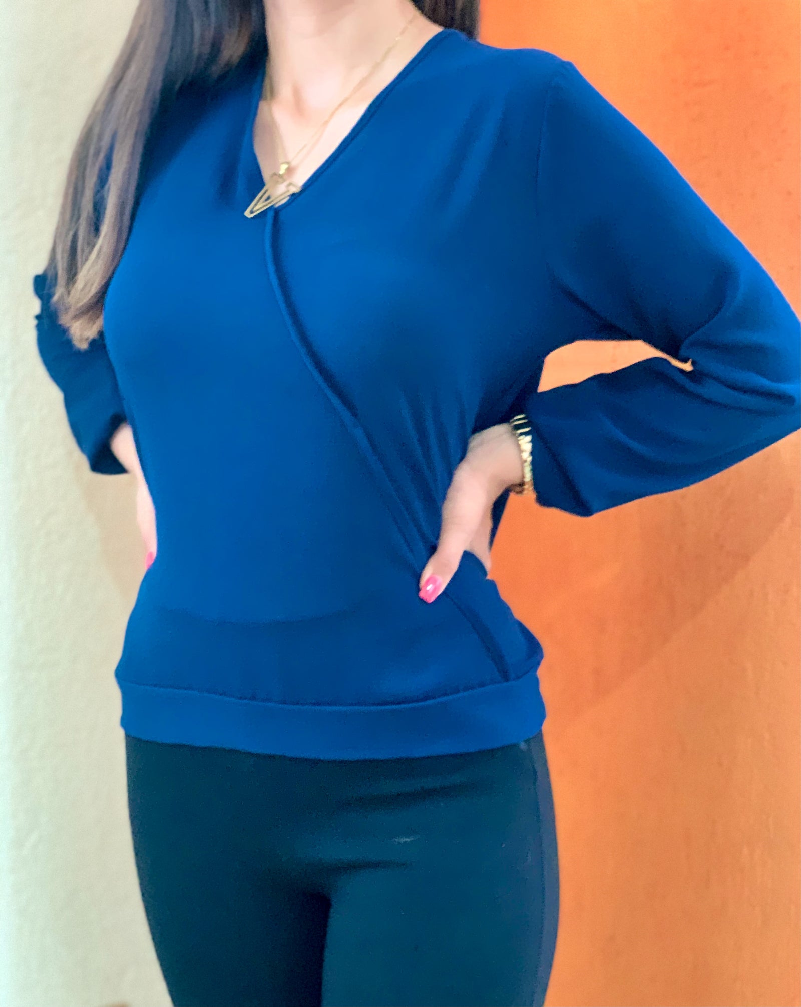 Blusa azul marino cruzada del frente