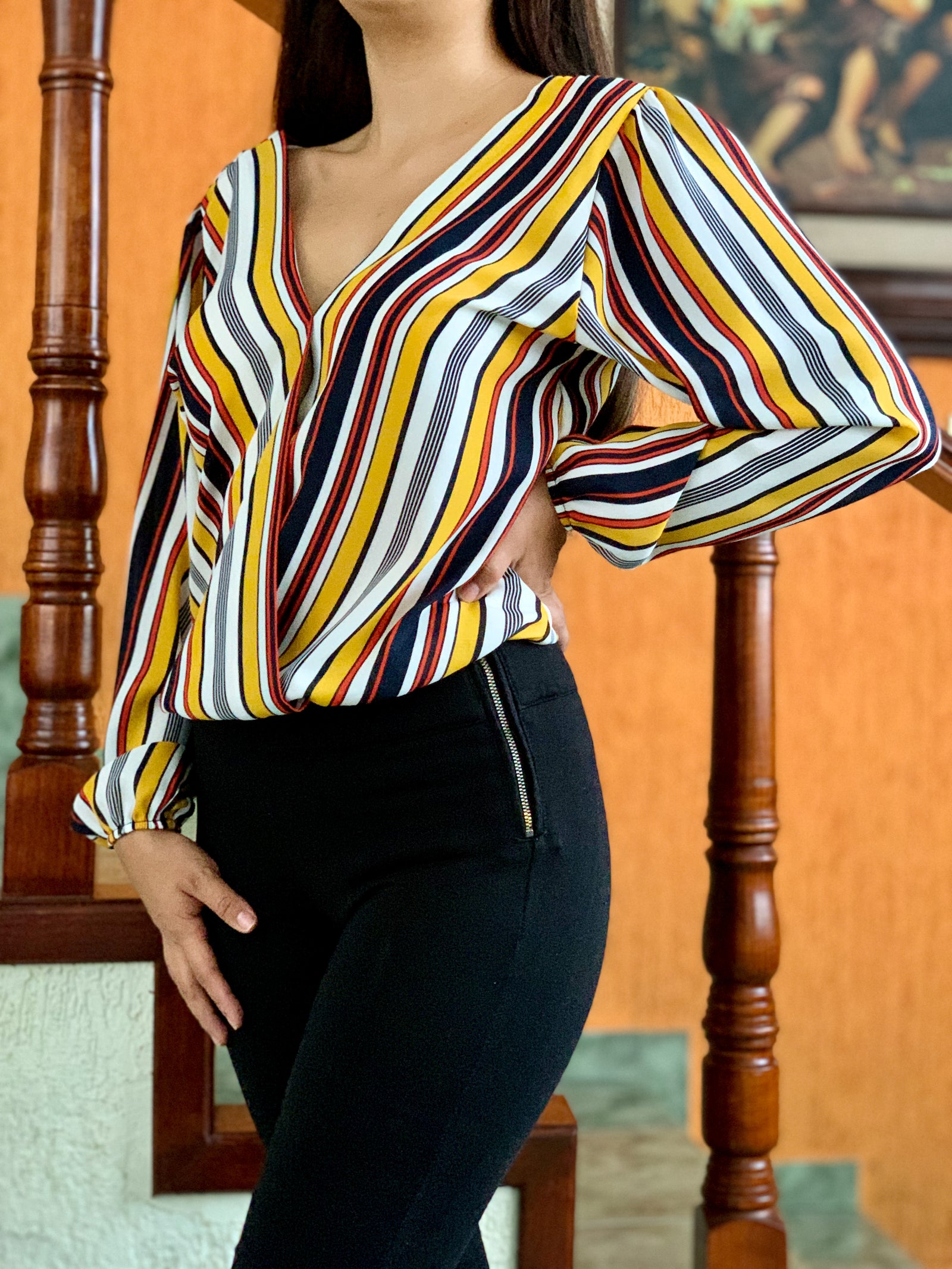 Blusa de rayas con cuello prolongado en v