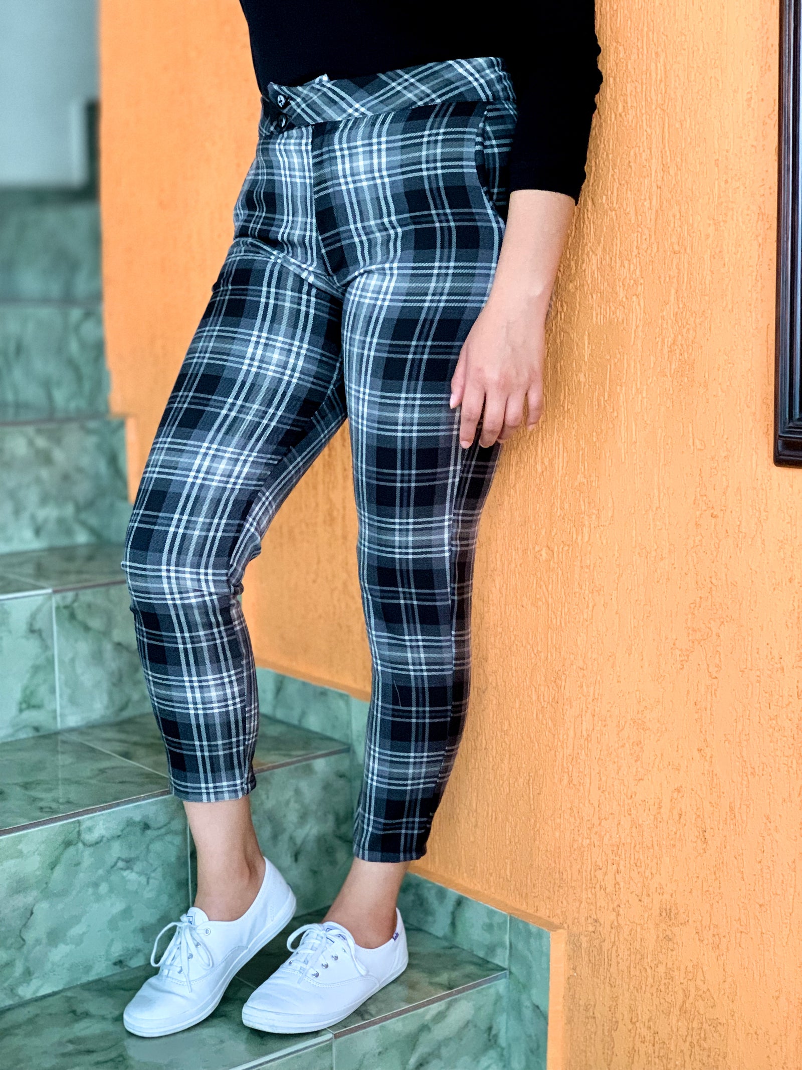 Pantalon de cuadros negro con gris ajustado