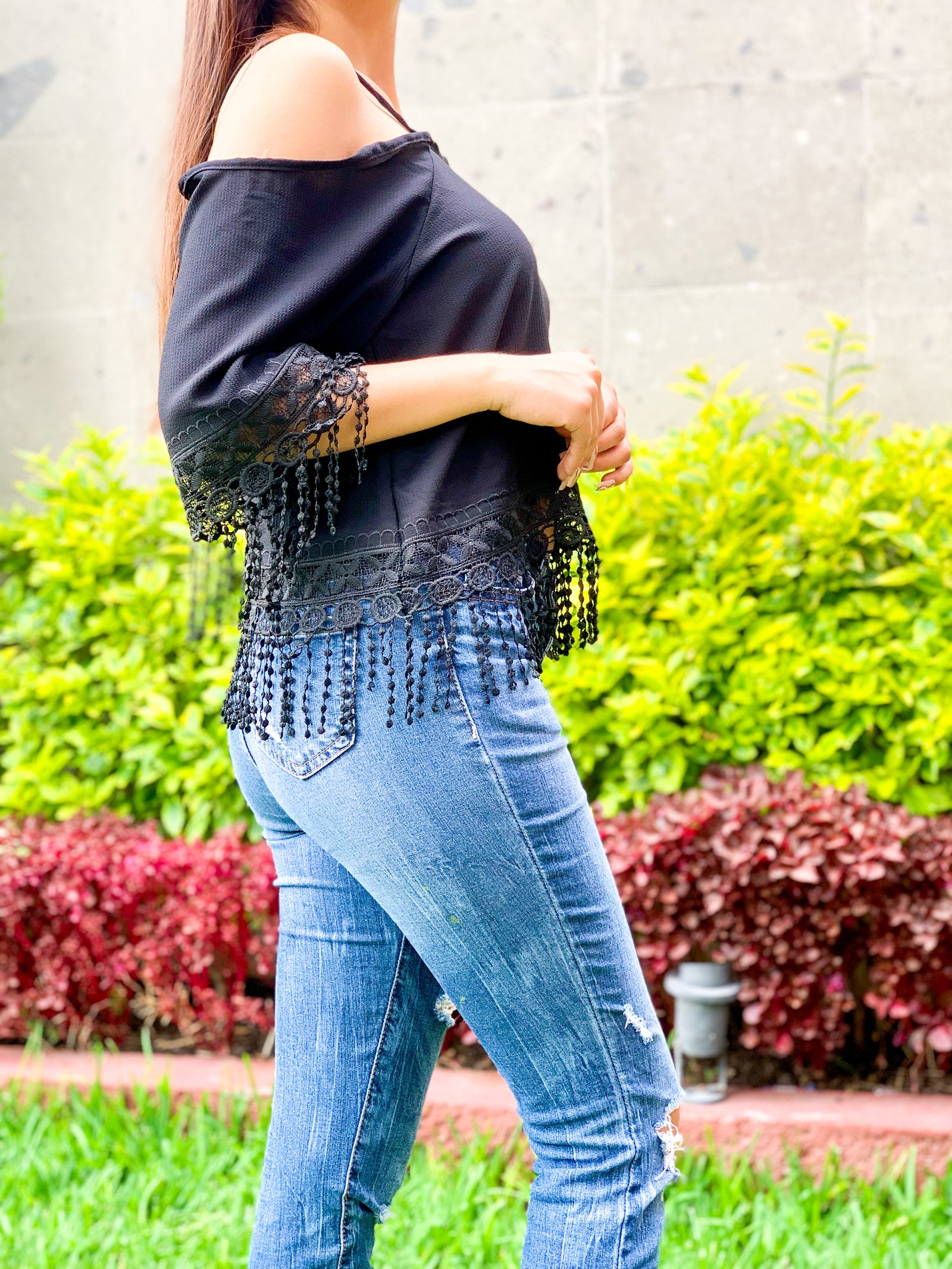 Blusa con tirantes con acabado en guipur color negro