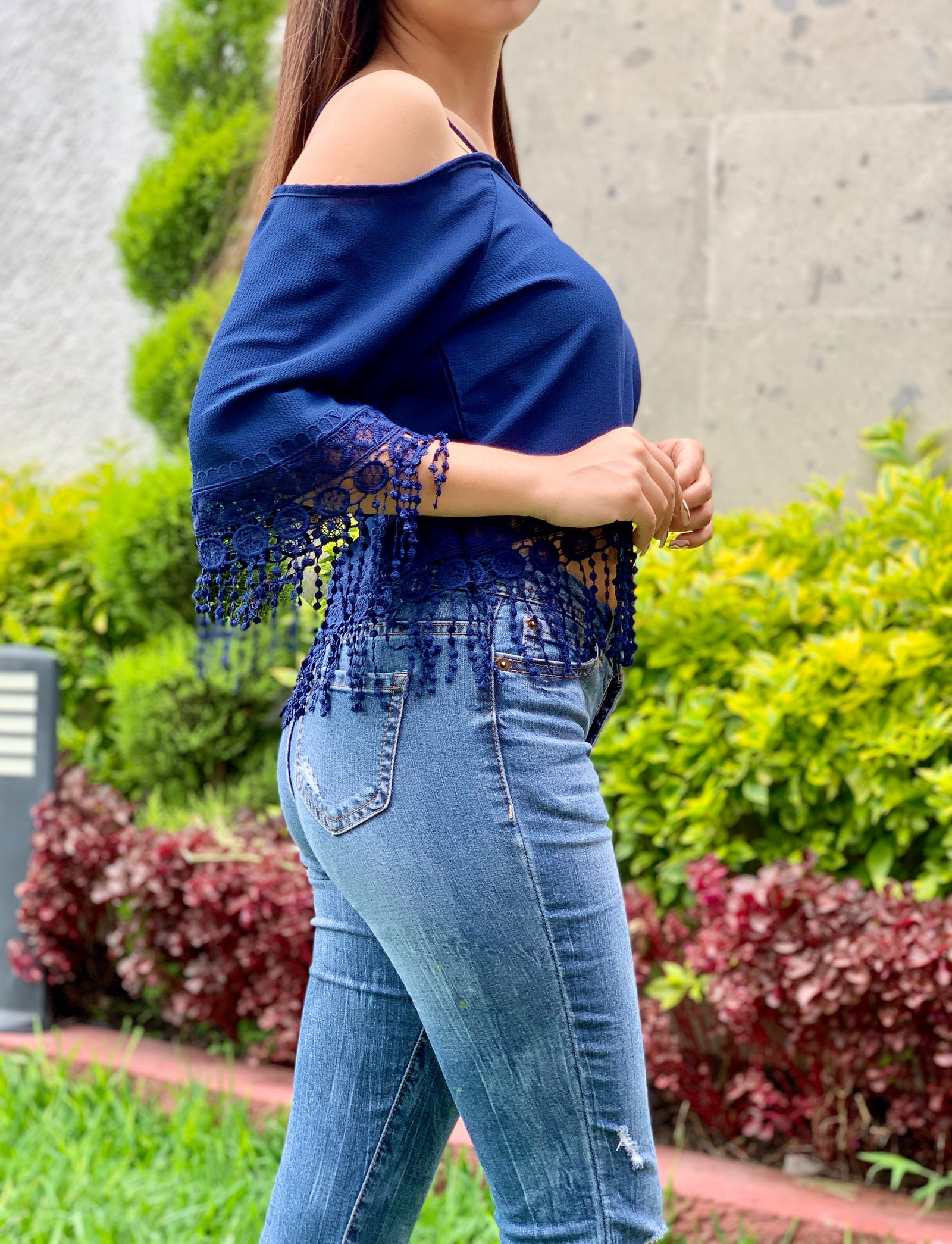 Blusa con tirantes con acabado en guipur color azul marino