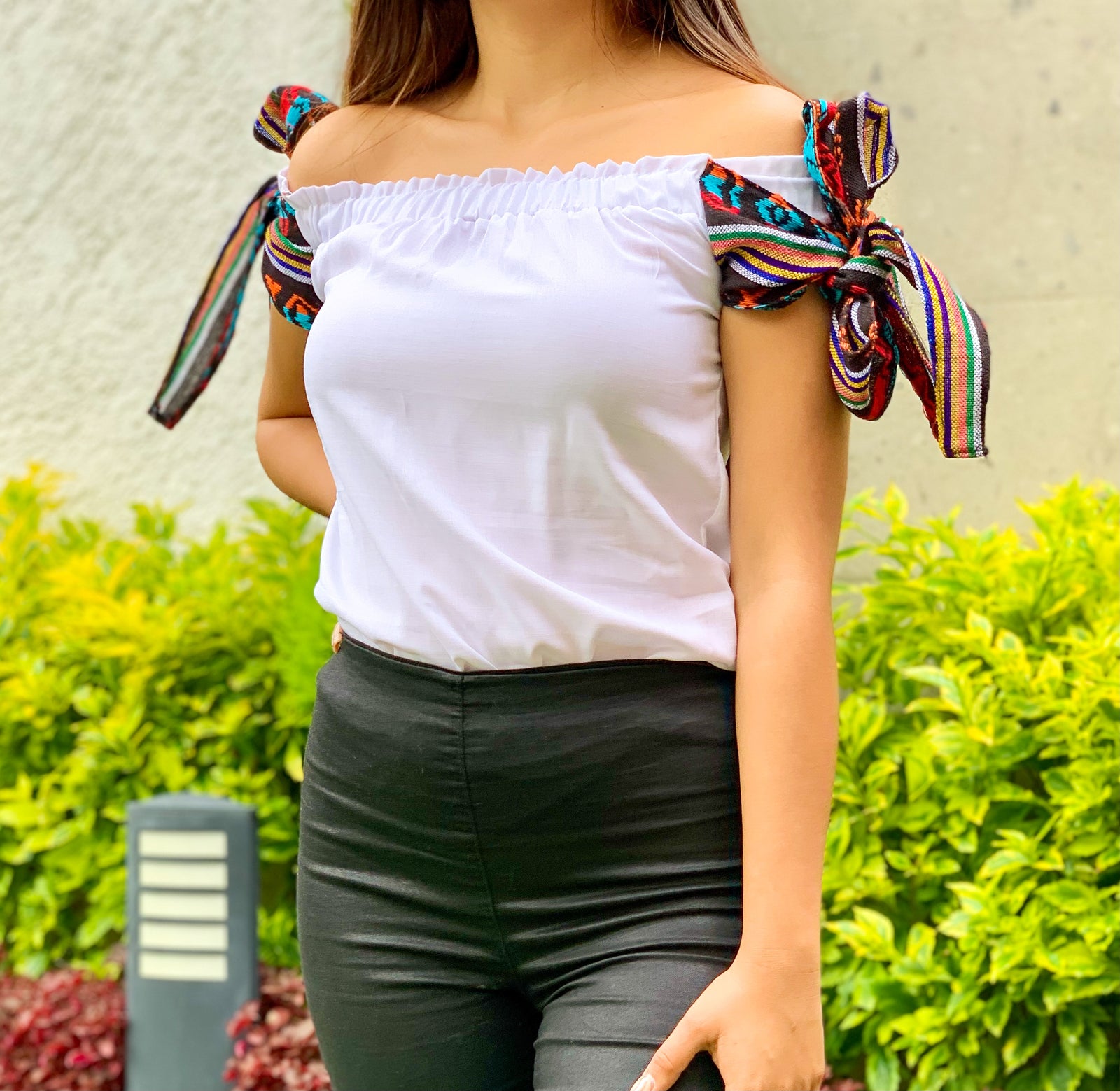 Blusa a los hombros color blanca con resorte y tiras de cambaya en las mangas.