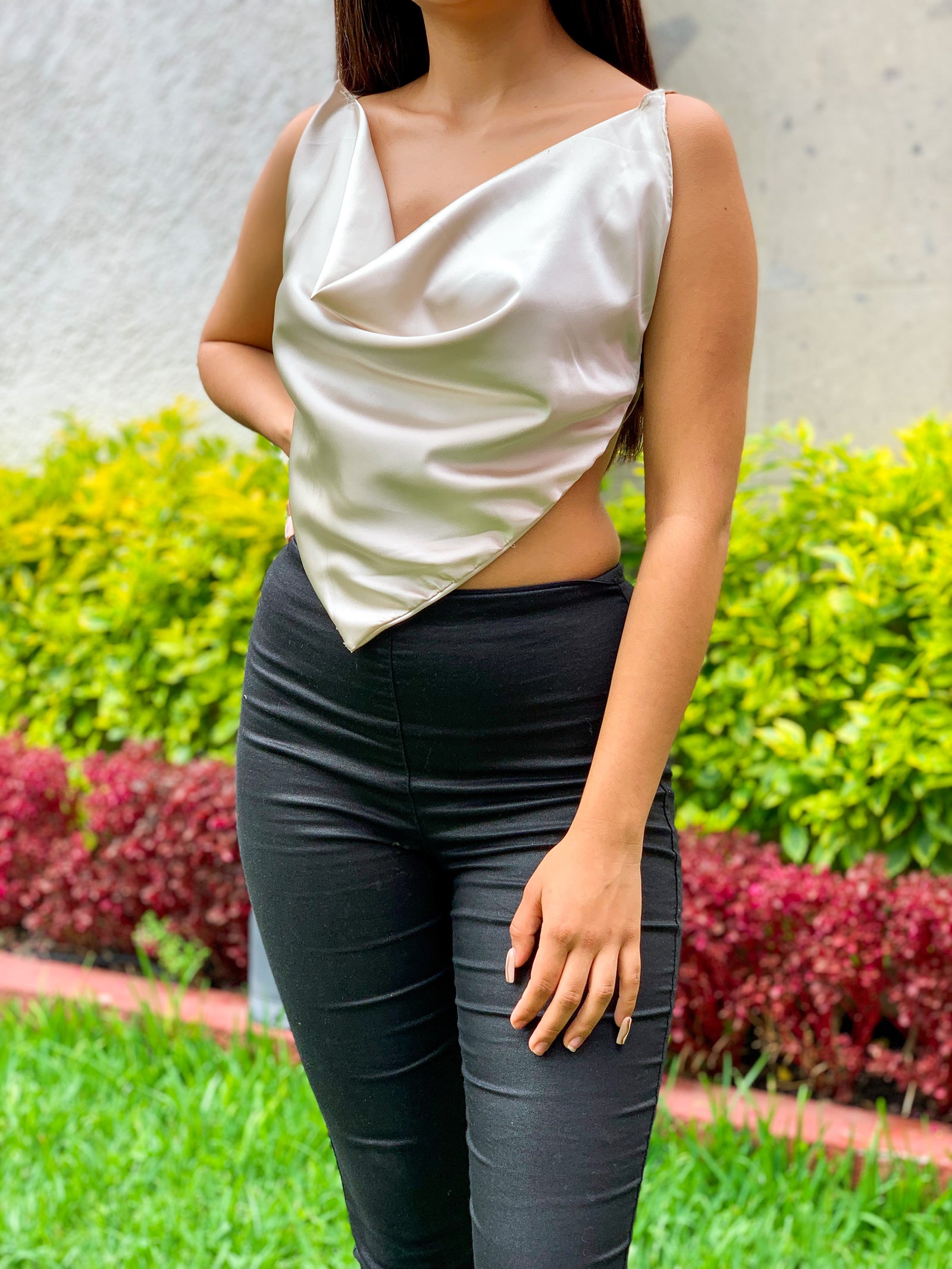 Top de charmeuse color champán acabado en V con cintas para ajustar