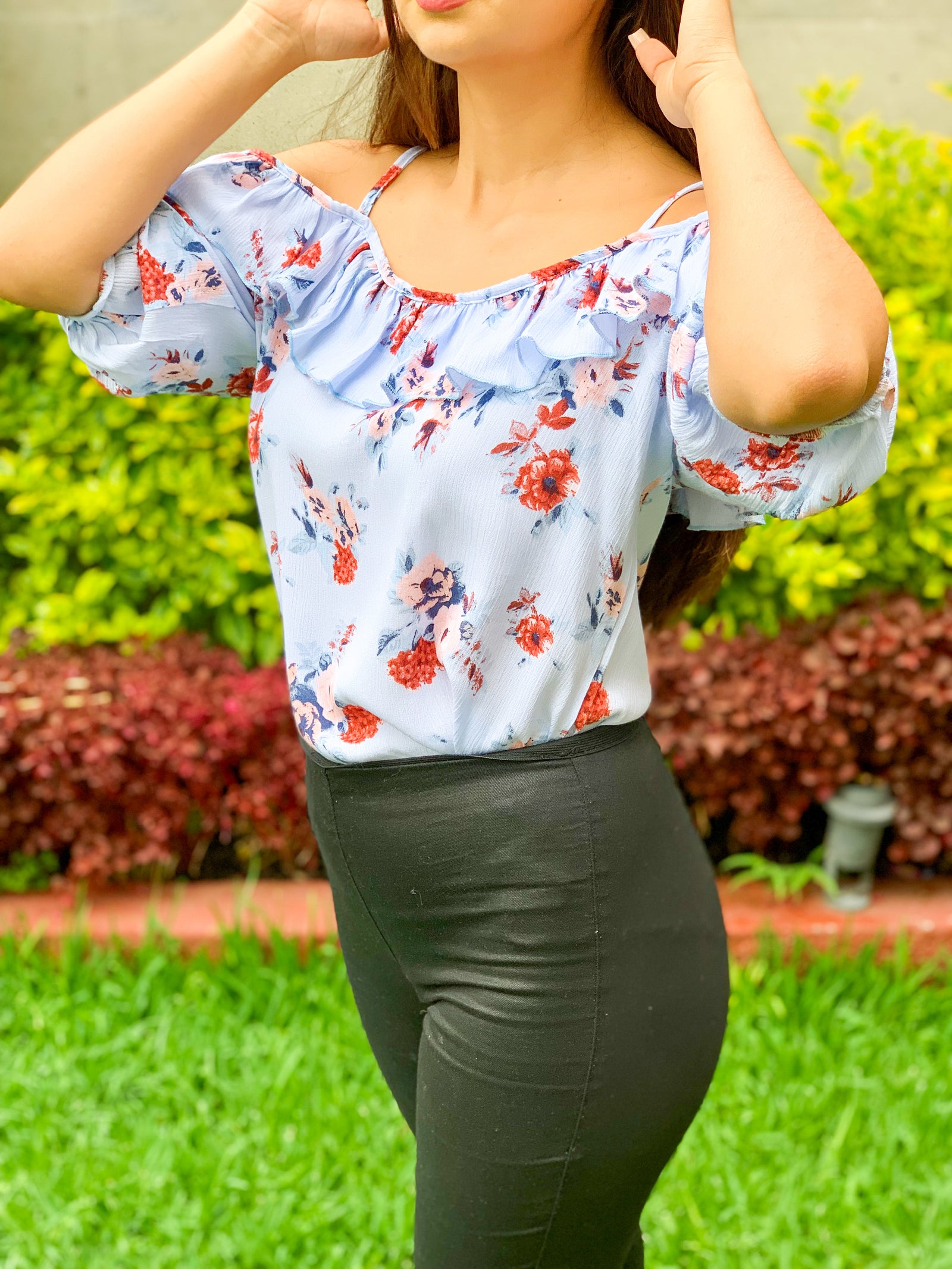 Blusa de tirantes con holán alrededor estampada con flores