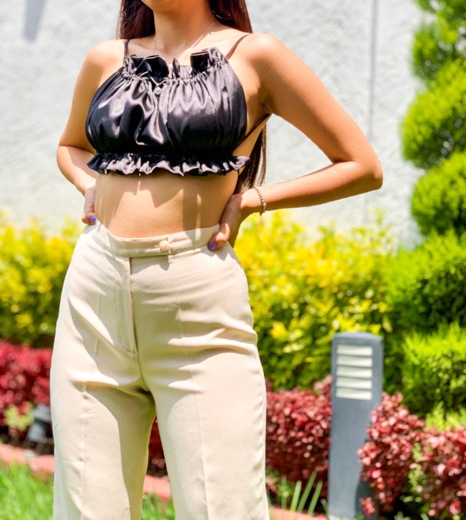 Top de charmeuse color negro con cintas para ajustar