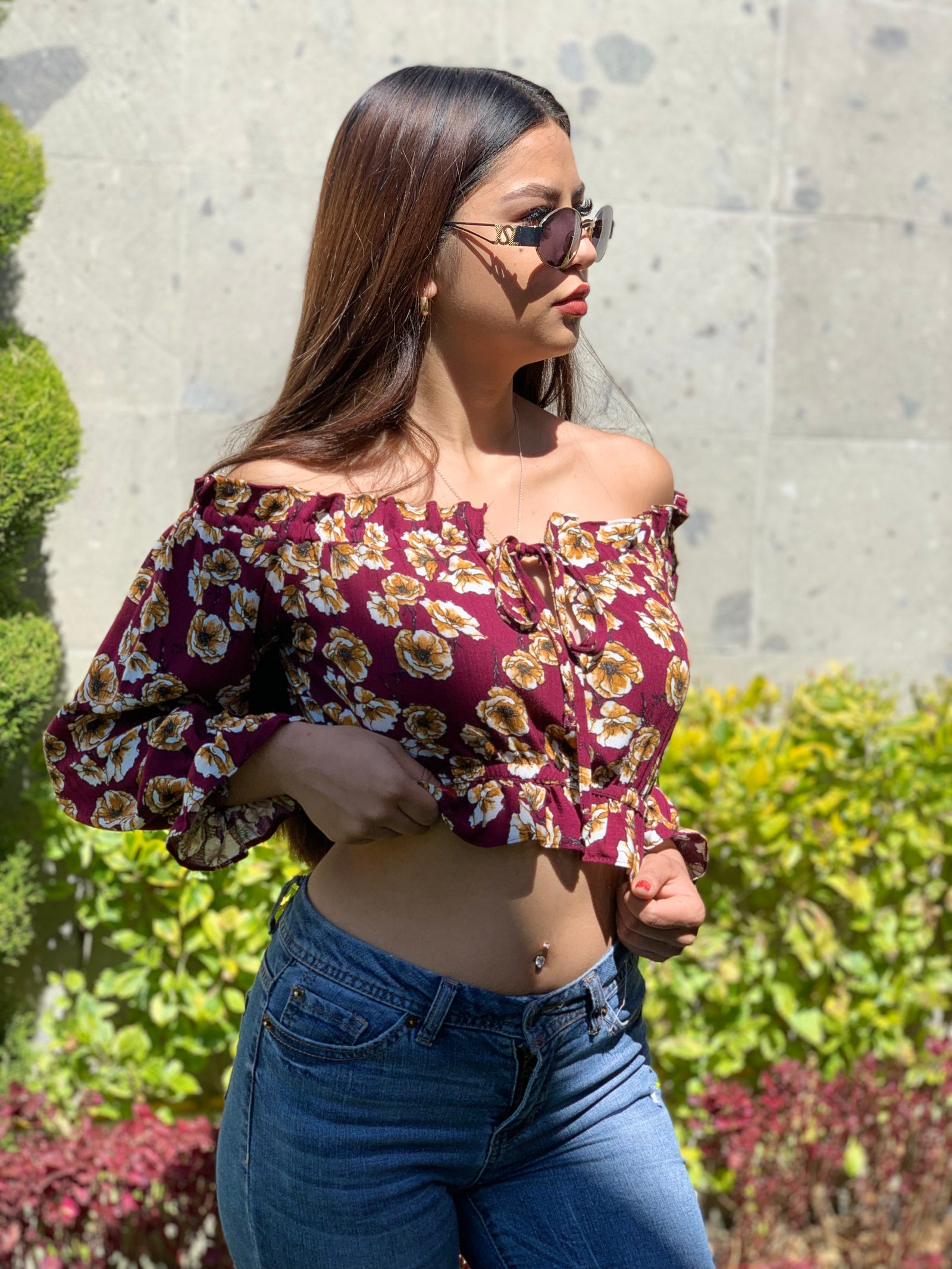 Blusa campesina color vino de flores con resorte en la cintura y muñecas