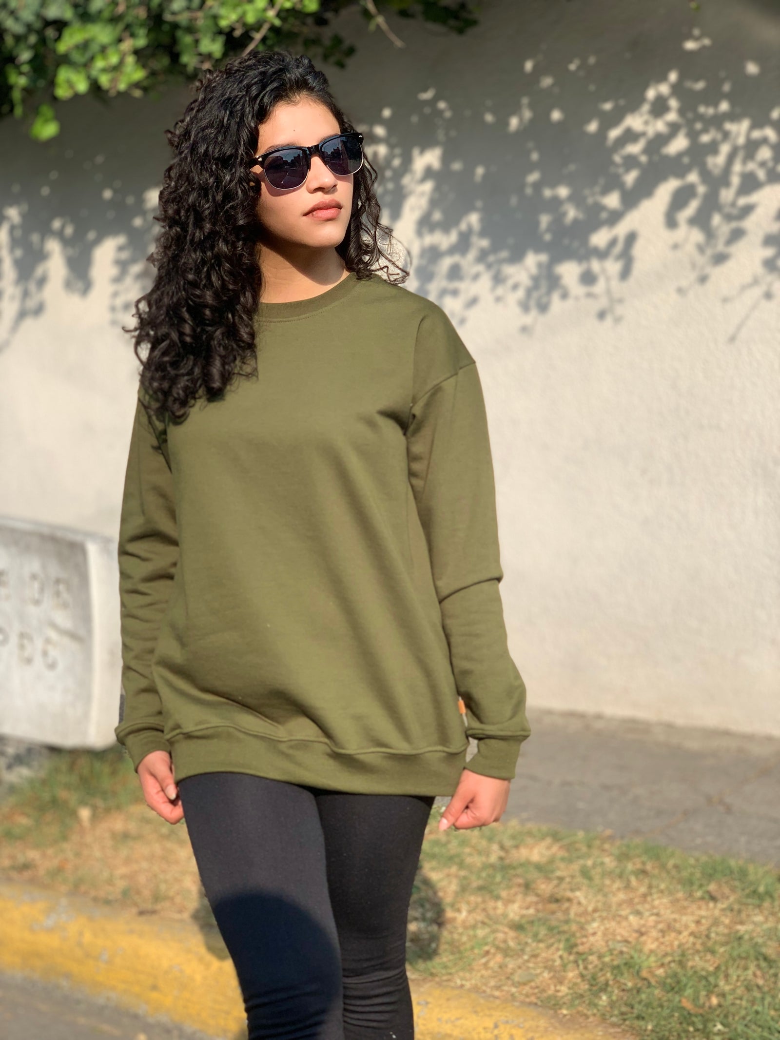 Sudadera oversized unisex color verde militar